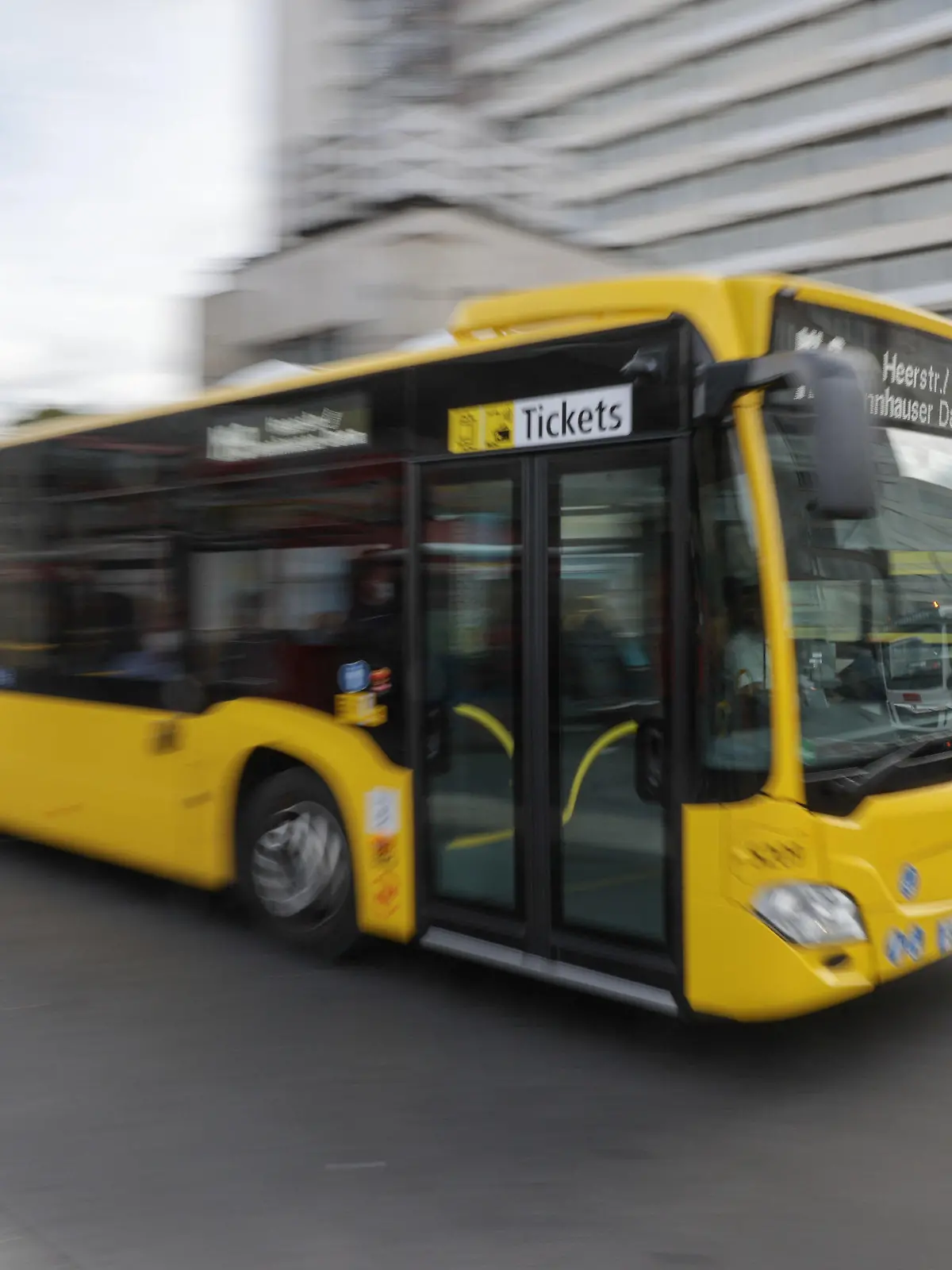 ARCHIV - 15.09.2022, Berlin: Ein Bus der BVG fährt am Zoologischen Garten in Berlin vorbei. (zu dpa "Vier-Tage-Woche ist auch bei der BVG Thema") Foto: Jörg Carstensen/dpa +++ dpa-Bildfunk +++