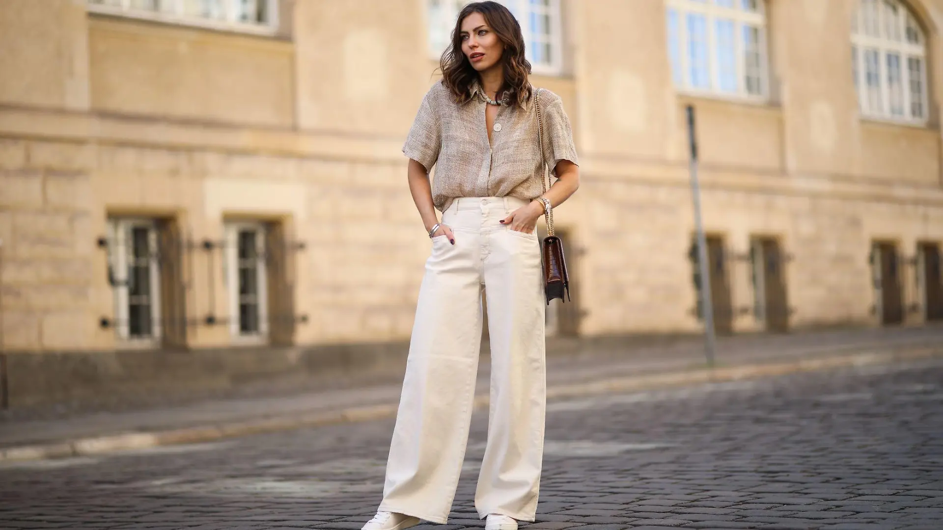 Bloggerin Masha Sedgwick macht es vor: So sieht ein zeitlos-eleganter Look aus. Wir erklären euch, mit welchen Kleidungsstücken ihr das auch ganz einfach hinbekommt.