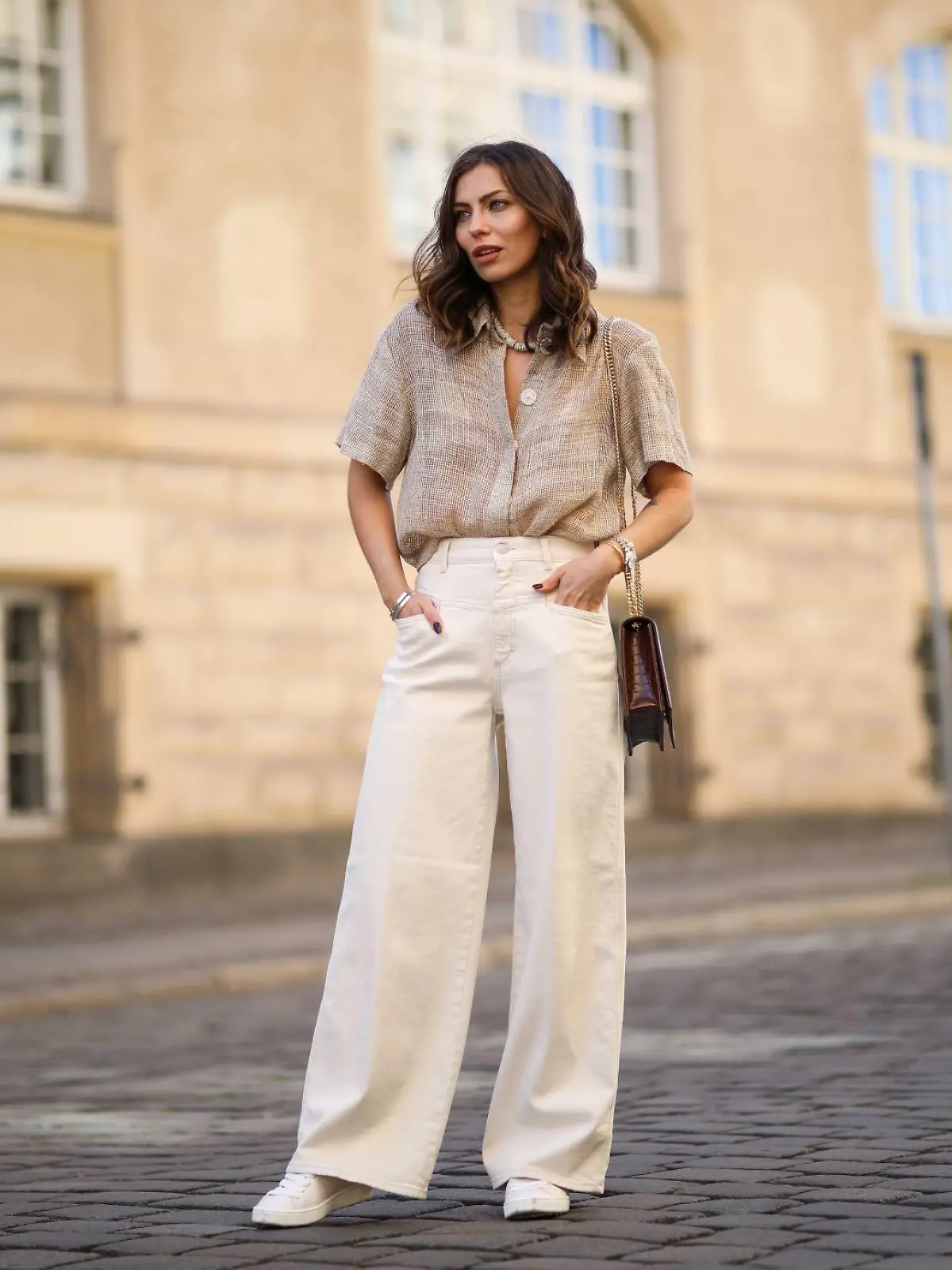 Bloggerin Masha Sedgwick macht es vor: So sieht ein zeitlos-eleganter Look aus. Wir erklären euch, mit welchen Kleidungsstücken ihr das auch ganz einfach hinbekommt.