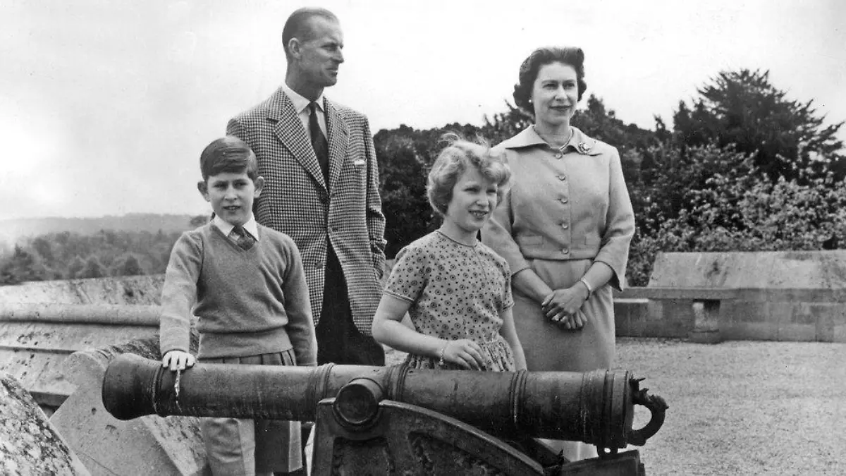 Königshaus zeigt bisher unbekannte Fotos der Royals