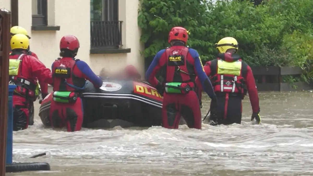 Ein Hochwassergebiet mit einem Rettungsboot.