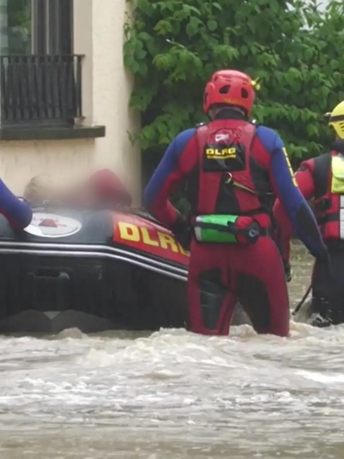 Ein Hochwassergebiet mit einem Rettungsboot.