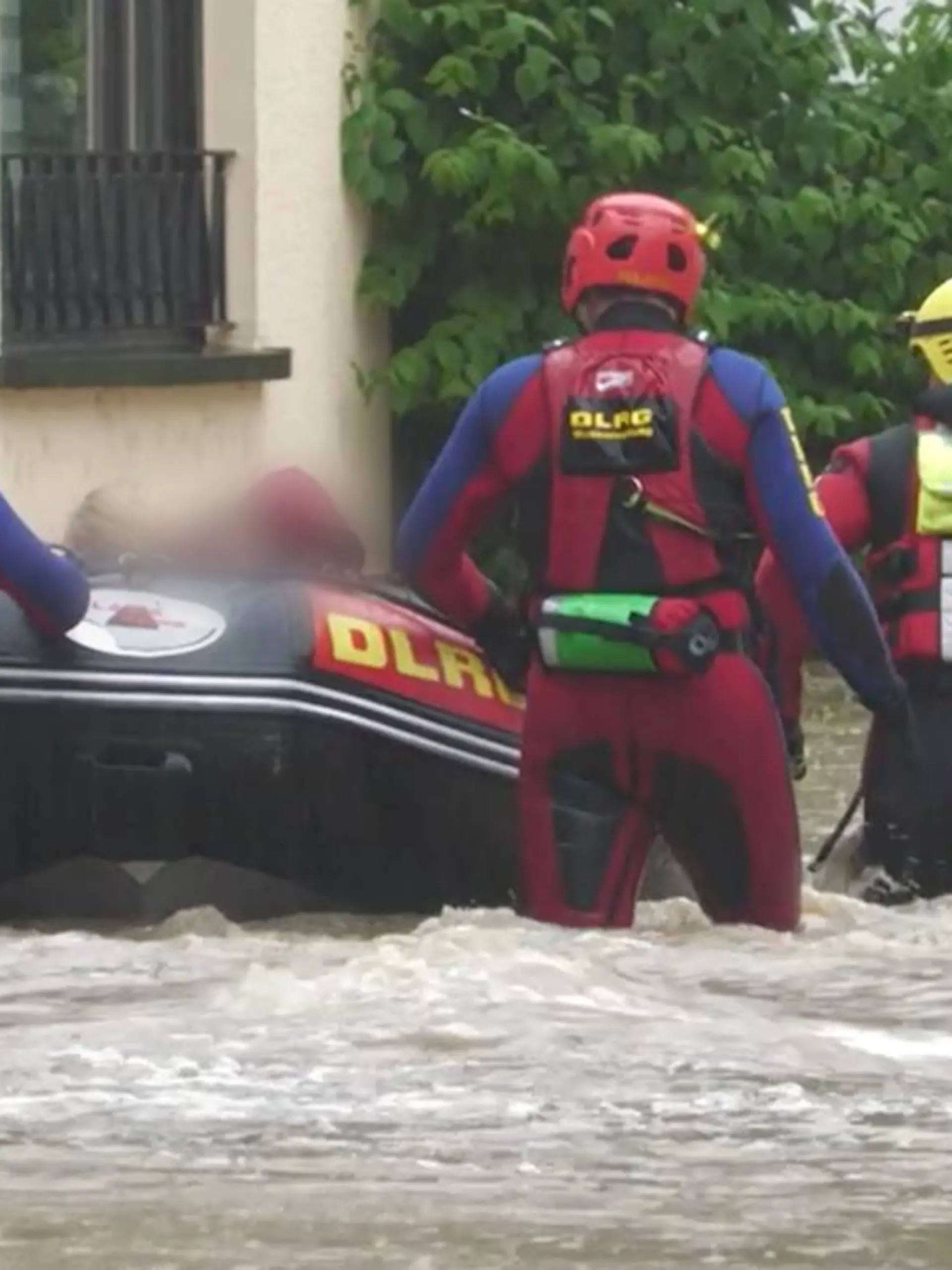Ein Hochwassergebiet mit einem Rettungsboot.