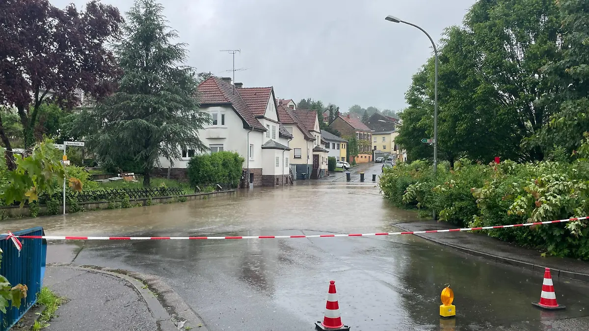 Eine überflutete Straße.