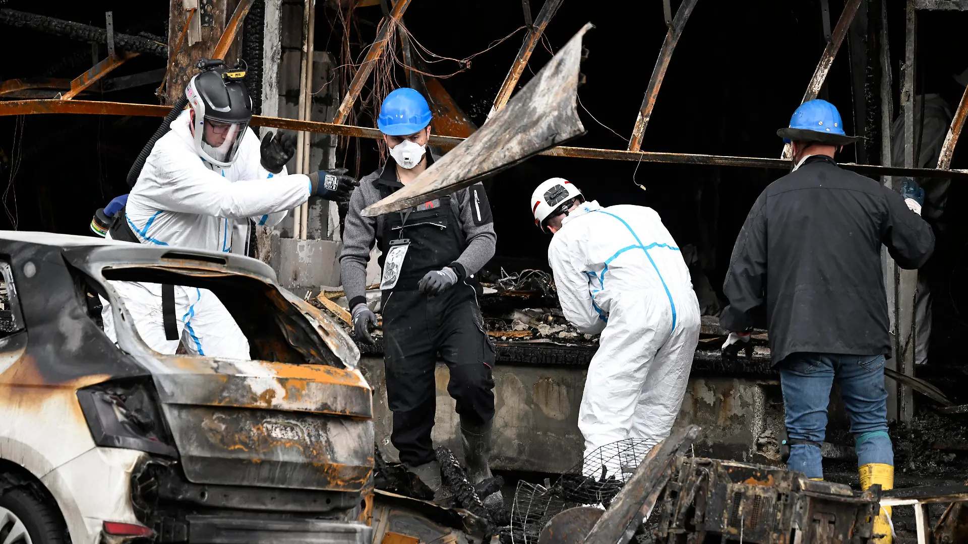 16.05.2024, Nordrhein-Westfalen, Düsseldorf: Mitarbeiter der Kriminaltechnischen Untersuchung (KTU) arbeiten an einem Wohnhaus, in dem ein Brand wütete. Bei dem Brand in Düsseldorf sind mehrere Menschen ums Leben gekommen und weitere verletzt worden. Wie die Feuerwehr mitteilte, war in der Nacht zum Donnerstag aus bislang ungeklärter Ursache ein in einem Wohnhaus integrierter Kiosk in Brand geraten. Foto: Roberto Pfeil/dpa +++ dpa-Bildfunk +++