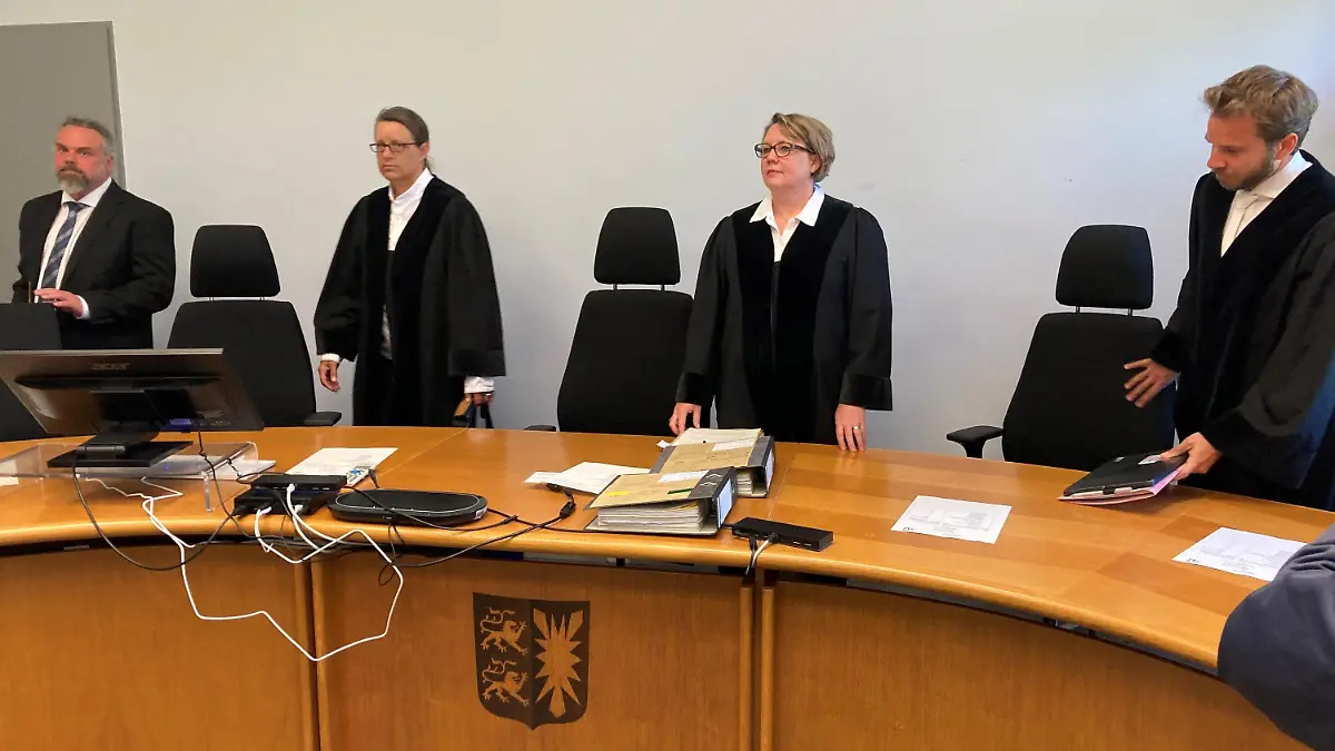 17.05.2024, Schleswig-Holstein, Kiel: Die zweite Große Strafkammer des Landgerichts Kiel vor Beginn der Verhandlung gegen einen 20-Jährigen wegen eines tödlichen Messerstichs gegen seine Ex-Freundin. Foto: Sönke Möhl/dpa +++ dpa-Bildfunk +++