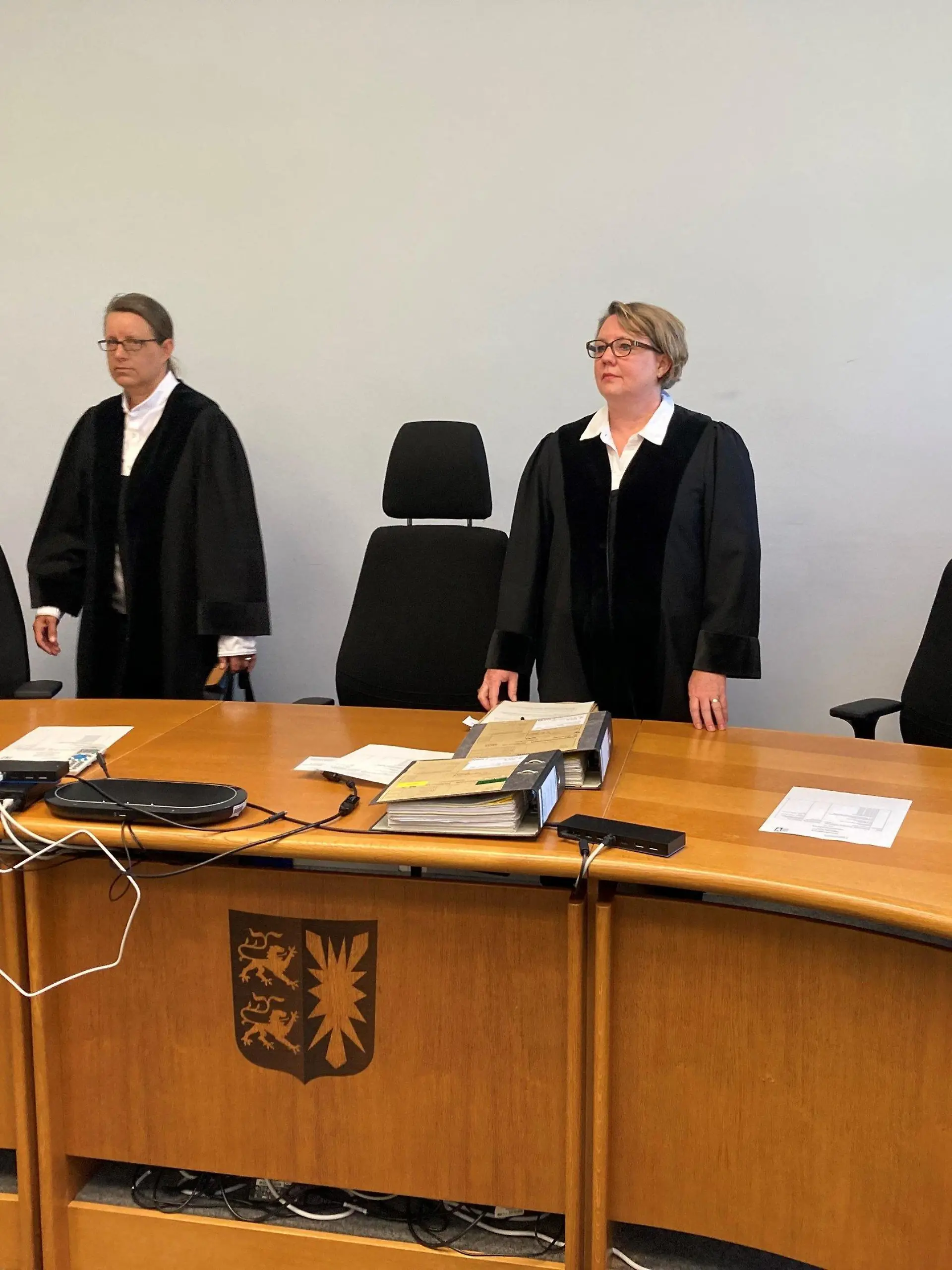 17.05.2024, Schleswig-Holstein, Kiel: Die zweite Große Strafkammer des Landgerichts Kiel vor Beginn der Verhandlung gegen einen 20-Jährigen wegen eines tödlichen Messerstichs gegen seine Ex-Freundin. Foto: Sönke Möhl/dpa +++ dpa-Bildfunk +++