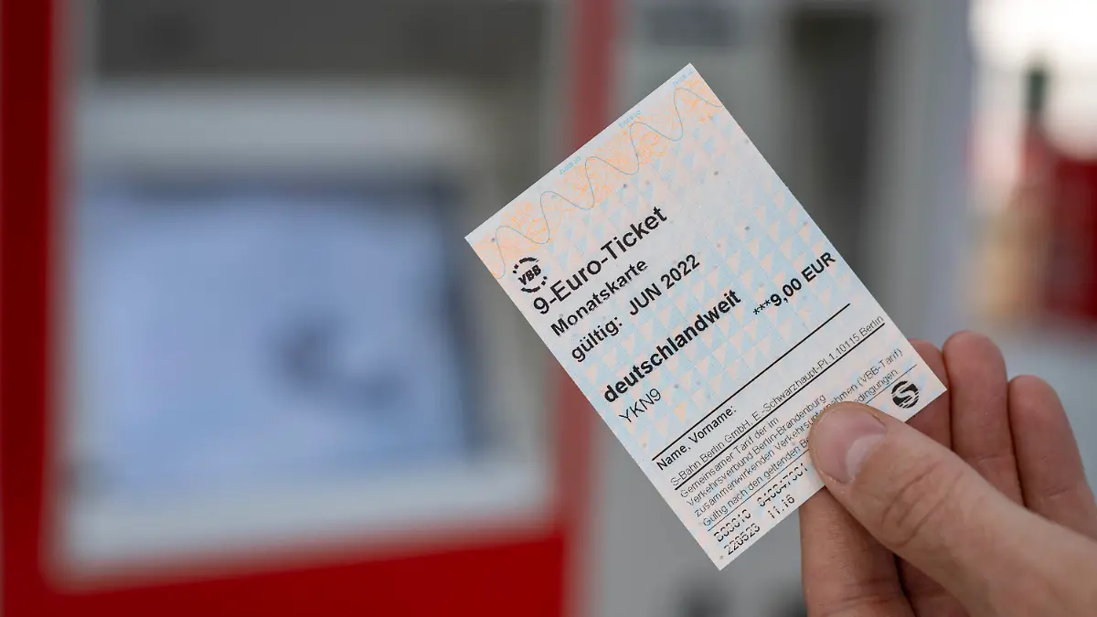 ILLUSTRATION - 23.05.2022, Berlin: Ein 9-Euro-Ticket ist vor einem Fahrkartenautomaten zu sehen (gestelltes Foto). Die Deutsche Bahn und zahlreiche Verkehrsverbünde beginnen mit dem Verkauf des 9-Euro-Monatstickets. Mit dem Monatsticket können die Fahrgäste im Juni, Juli und August für jeweils 9 Euro bundesweit im öffentlichen Nah- und Regionalverkehr fahren. Foto: Monika Skolimowska/dpa +++ dpa-Bildfunk +++