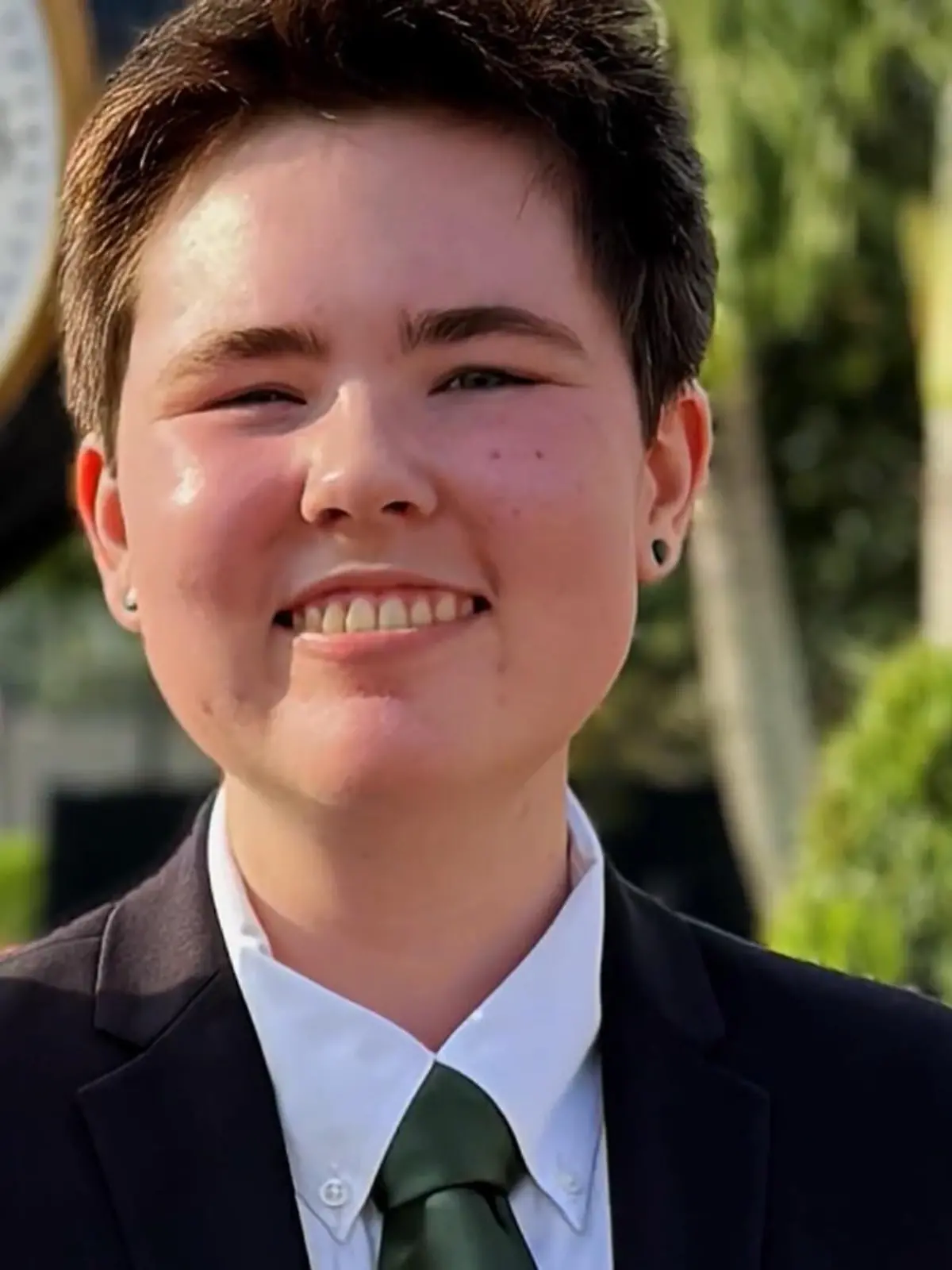 Die 16-jährige Sophie aus Florida freut sich riesig auf ihren Abschlussball, aber die Schule entscheidet, dass sie nicht kommen darf. Grund dafür ist ihre Outfitwahl! Weil sie kein Kleid trägt, wird sie von der Veranstaltung ausgeschlossen. Sie und ihre Mutter sind schockiert und traurig, dass Sophie so eine wichtige Erinnerung genommen wird.