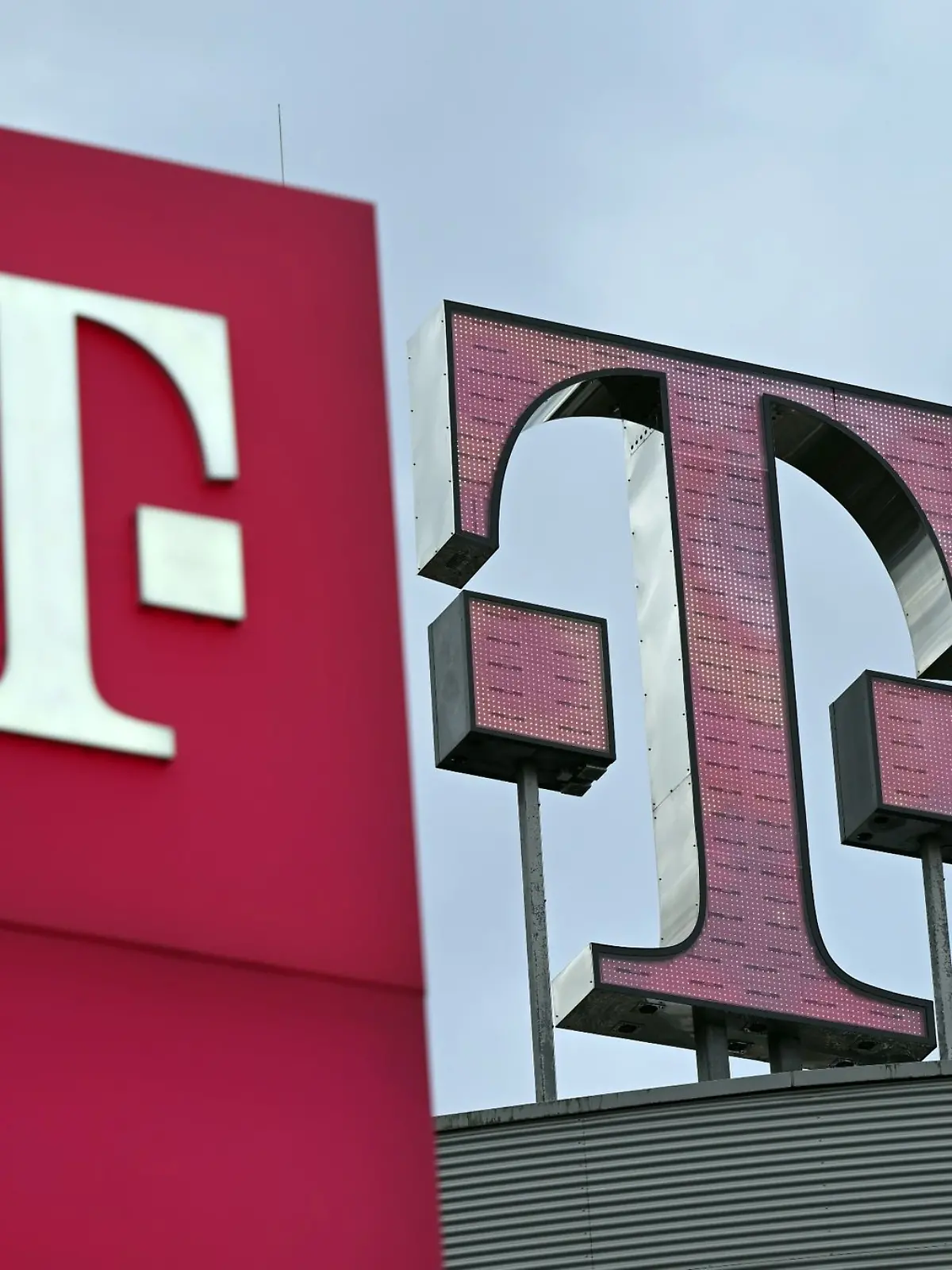 Das Logo der Telekom steht auf dem Dach der Unternehmenszentrale.
