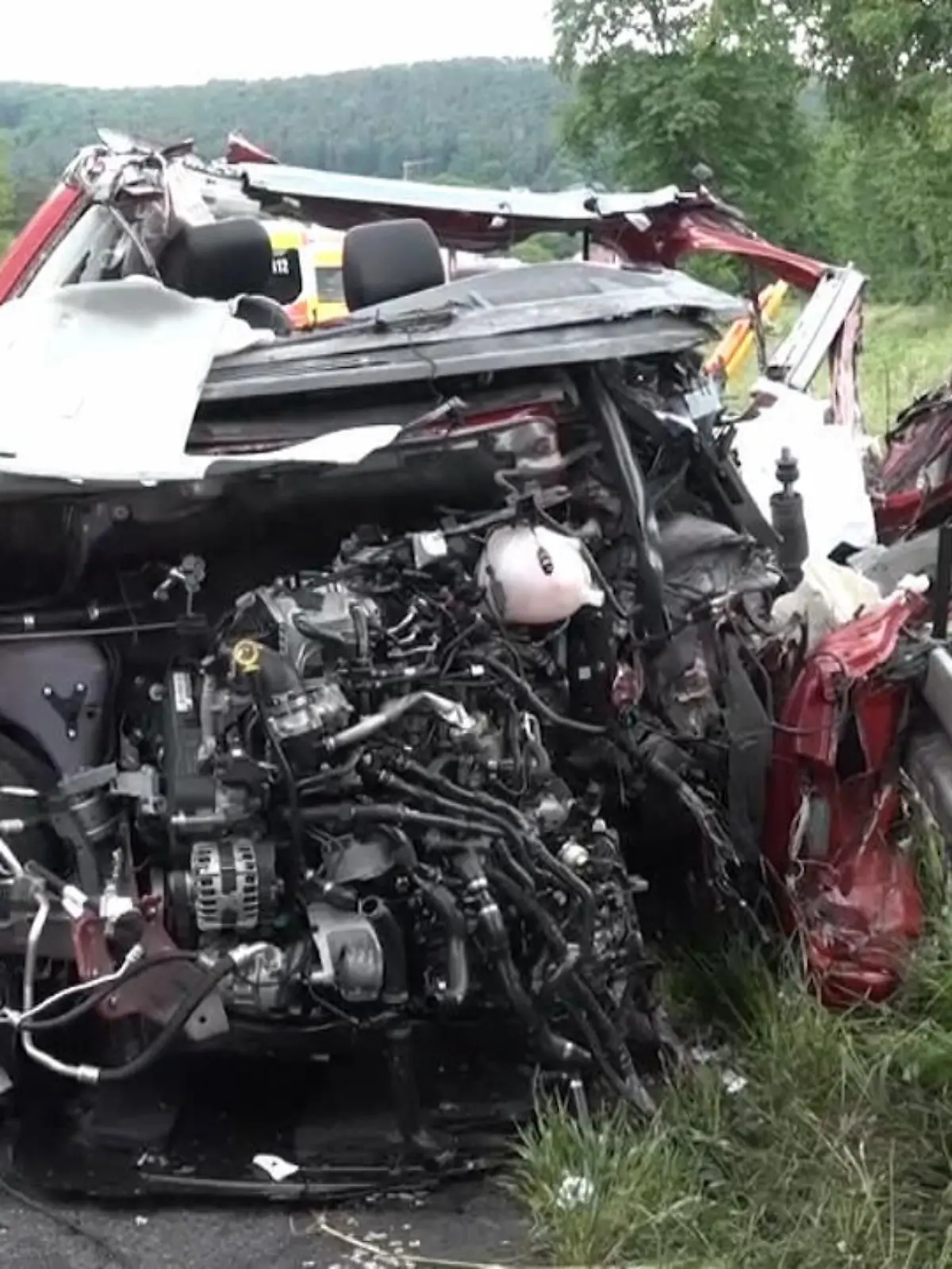 Auf der B469 im Landkreis Miltenberg sind bei einem Unfall zwischen einem Bus und einem Auto am Dienstagmittag 43 Menschen verletzt worden, drei davon schwer. Nähere Informationen zum Unfallhergang sind noch nicht bekannt.