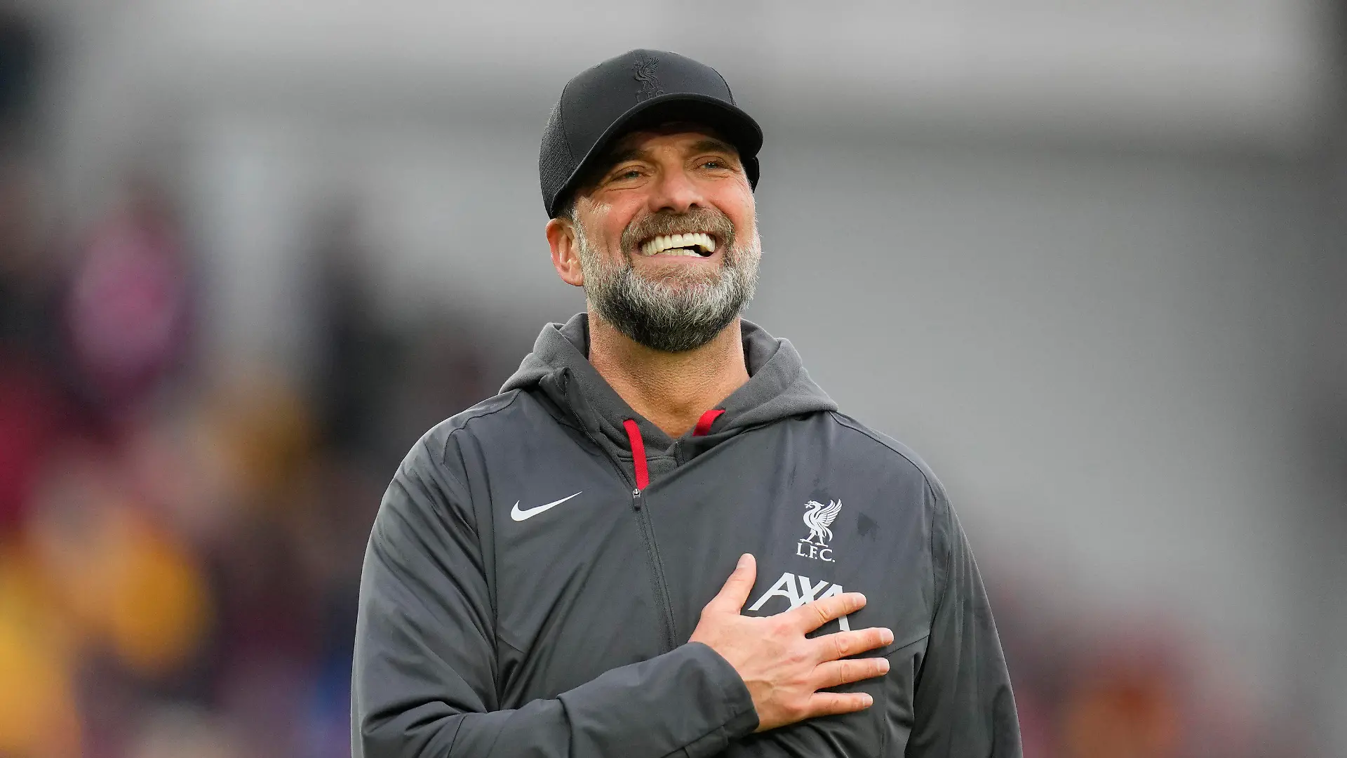 ARCHIV - 17.02.2024, Großbritannien, London: Fußball: Premier League, England, FC Brentford - FC Liverpool, 25. Spieltag. Jürgen Klopp, Trainer des FC Liverpool, jubelt nach dem Ende des Spiels. Klopp steht am Sonntag zum letzten Mal als Liverpool-Trainer im Stadion. (zu dpa: ««Von Zweiflern zu Glaubenden»: Klopps letzte Party mit Liverpool») Foto: Kirsty Wigglesworth/Press Association/dpa +++ dpa-Bildfunk +++