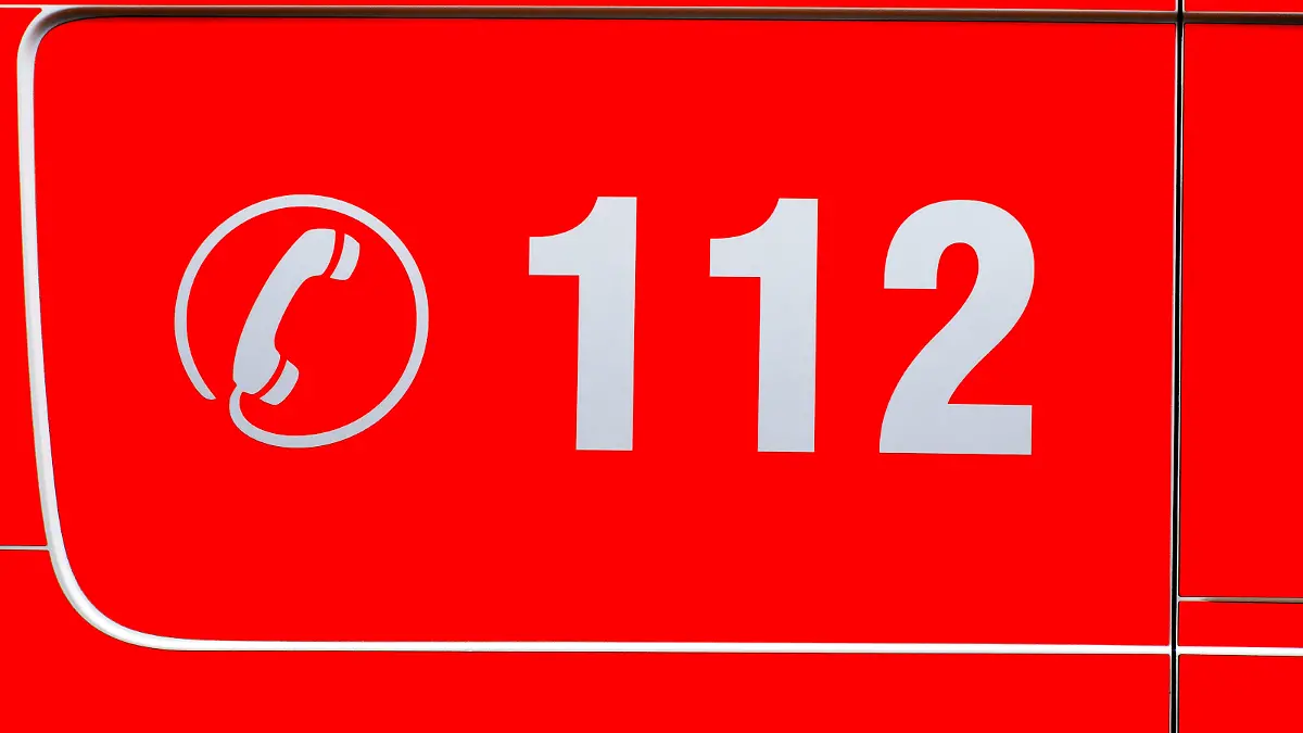  Düsseldorf 20.07.2021 Rettungswagen Rettungstransportwagen RTW Krankenwagen Feuerwehr Notarzt Blaulicht Sondersignal Notfall Rettungseinsatz Drehlicht Rettung 112 Feuer Notfall Düsseldorf Nordrhein-Westfalen Deutschland *** Düsseldorf 20 07 2021 ambulance ambulance RTW ambulance fire brigade emergency doctor blue light special signal emergency rescue operation rotating light rescue 112 fire emergency Düsseldorf North Rhine Westphalia Germany