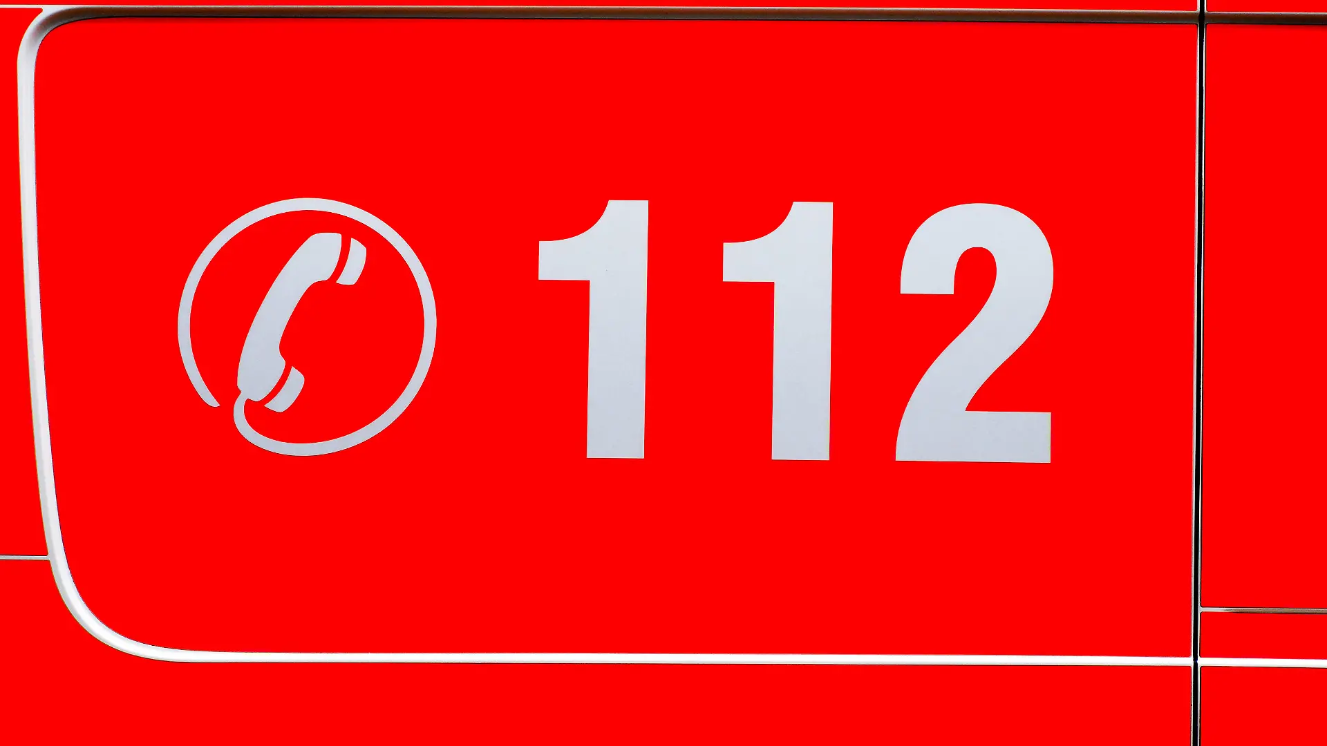  Düsseldorf 20.07.2021 Rettungswagen Rettungstransportwagen RTW Krankenwagen Feuerwehr Notarzt Blaulicht Sondersignal Notfall Rettungseinsatz Drehlicht Rettung 112 Feuer Notfall Düsseldorf Nordrhein-Westfalen Deutschland *** Düsseldorf 20 07 2021 ambulance ambulance RTW ambulance fire brigade emergency doctor blue light special signal emergency rescue operation rotating light rescue 112 fire emergency Düsseldorf North Rhine Westphalia Germany