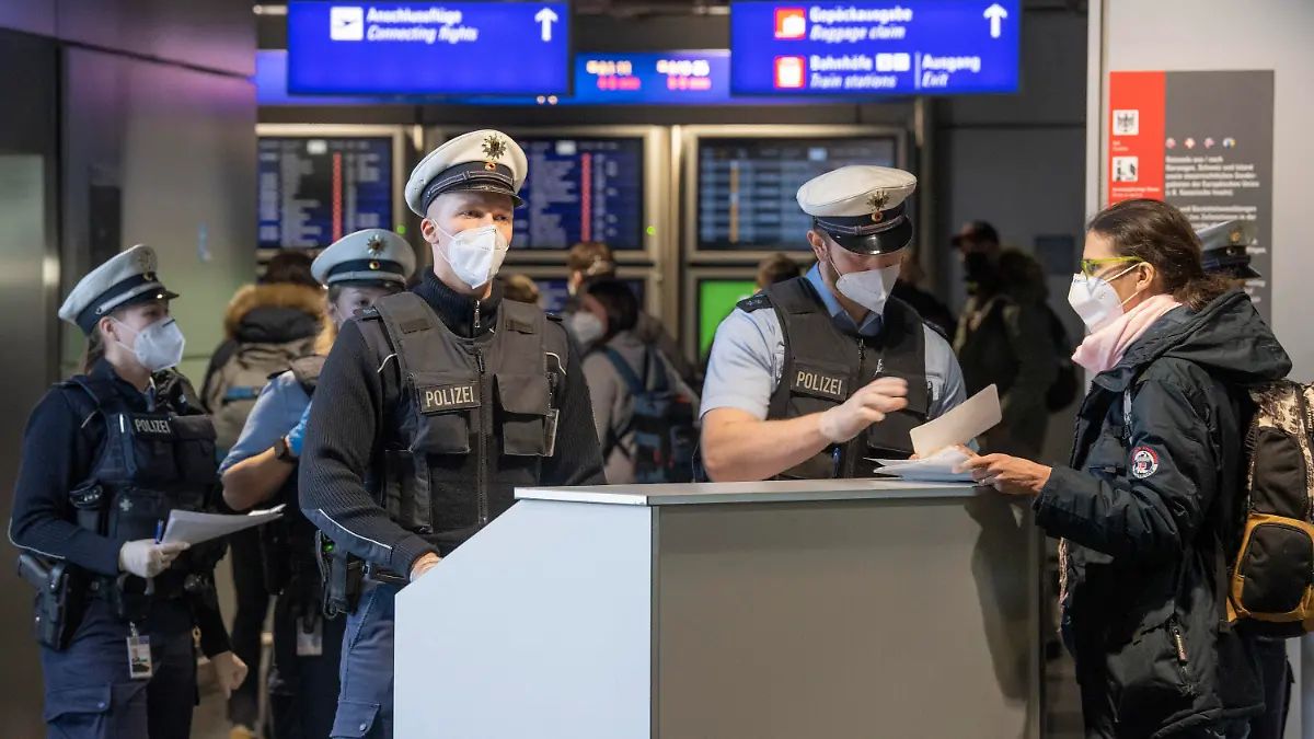 24.01.2021, Hessen, Frankfurt/Main: Beamte der Bundespolizei kontrollieren am Flughafen Frankfurt die Passagiere einer aus Prag gelandeten Passagiermaschine. Hintergrund ist die Entscheidung der Bundesregierung, zahlreiche Länder als Hochrisikoländer einzustufen. Wer jetzt als Passagier aus einem der von Corona besonders betroffenen Staaten nach Deutschland einreist, muss einen negativen, aktuellen Corona-Test vorweisen können. Foto: Boris Roessler/dpa - ACHTUNG: Nur zur redaktionellen Verwendung im Zusammenhang mit der aktuellen Berichterstattung und nur mit vollständiger Nennung des vorstehenden Credits +++ dpa-Bildfunk +++
