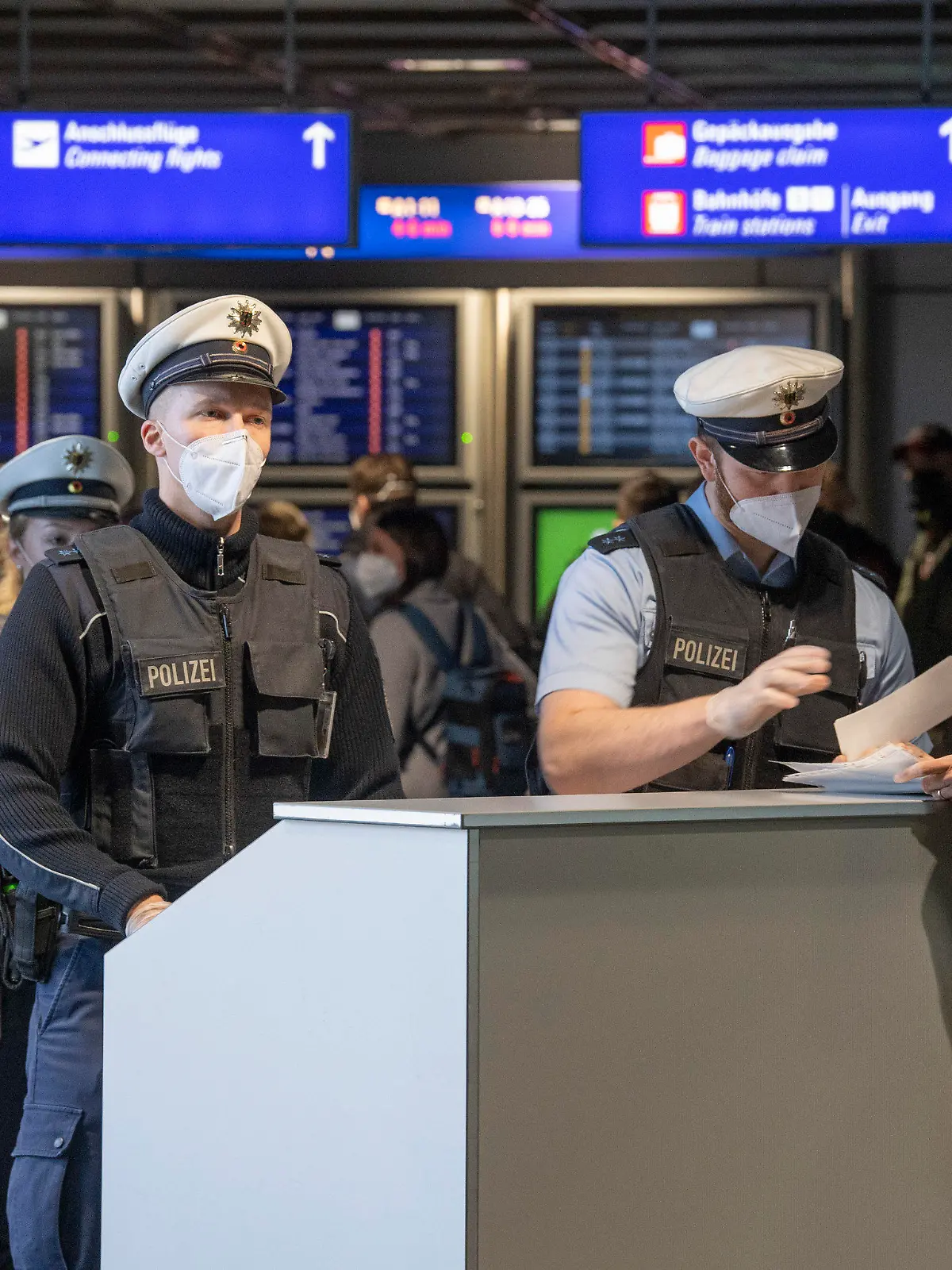 24.01.2021, Hessen, Frankfurt/Main: Beamte der Bundespolizei kontrollieren am Flughafen Frankfurt die Passagiere einer aus Prag gelandeten Passagiermaschine. Hintergrund ist die Entscheidung der Bundesregierung, zahlreiche Länder als Hochrisikoländer einzustufen. Wer jetzt als Passagier aus einem der von Corona besonders betroffenen Staaten nach Deutschland einreist, muss einen negativen, aktuellen Corona-Test vorweisen können. Foto: Boris Roessler/dpa - ACHTUNG: Nur zur redaktionellen Verwendung im Zusammenhang mit der aktuellen Berichterstattung und nur mit vollständiger Nennung des vorstehenden Credits +++ dpa-Bildfunk +++