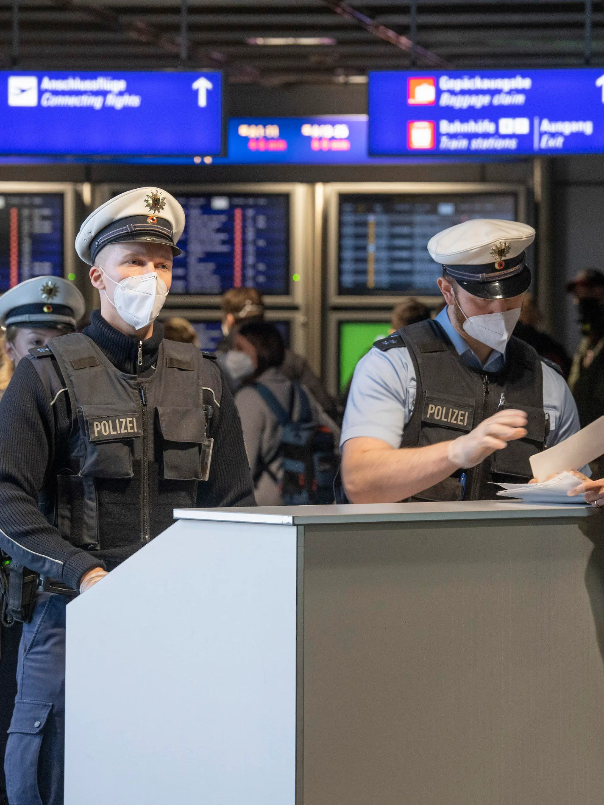 24.01.2021, Hessen, Frankfurt/Main: Beamte der Bundespolizei kontrollieren am Flughafen Frankfurt die Passagiere einer aus Prag gelandeten Passagiermaschine. Hintergrund ist die Entscheidung der Bundesregierung, zahlreiche Länder als Hochrisikoländer einzustufen. Wer jetzt als Passagier aus einem der von Corona besonders betroffenen Staaten nach Deutschland einreist, muss einen negativen, aktuellen Corona-Test vorweisen können. Foto: Boris Roessler/dpa - ACHTUNG: Nur zur redaktionellen Verwendung im Zusammenhang mit der aktuellen Berichterstattung und nur mit vollständiger Nennung des vorstehenden Credits +++ dpa-Bildfunk +++