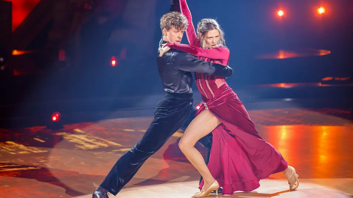17.05.2024, Nordrhein-Westfalen, Köln: Ann-Kathrin Bendixen, Influencerin, und Valentin Lusin, Profitänzer, tanzen auf dem Parkett in der RTL-Tanzshow ·Let's Dance· im Coloneum. Im Halbfinale tanzen die verbliebenen vier Tanzpaare in der 11. regulären Live-Show um den Titel «Dancing Star 2024». Foto: Thomas Banneyer/dpa +++ dpa-Bildfunk +++