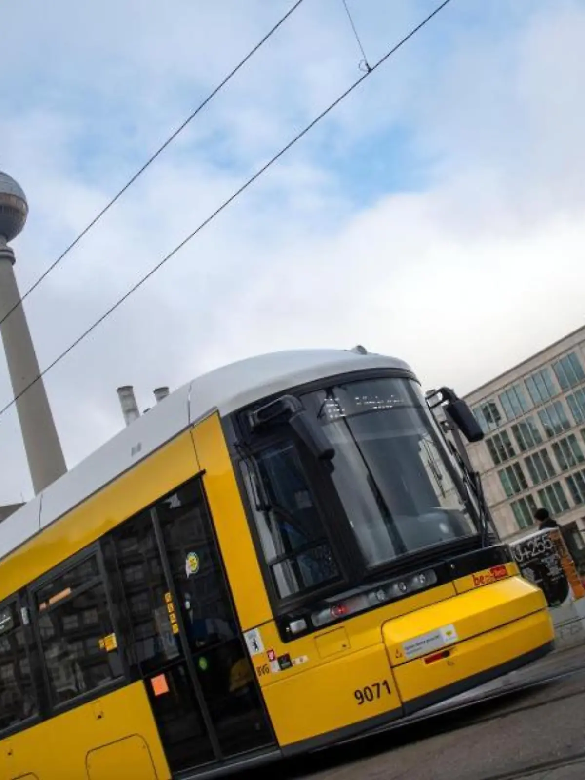 Eine Tram fährt durch Berlin