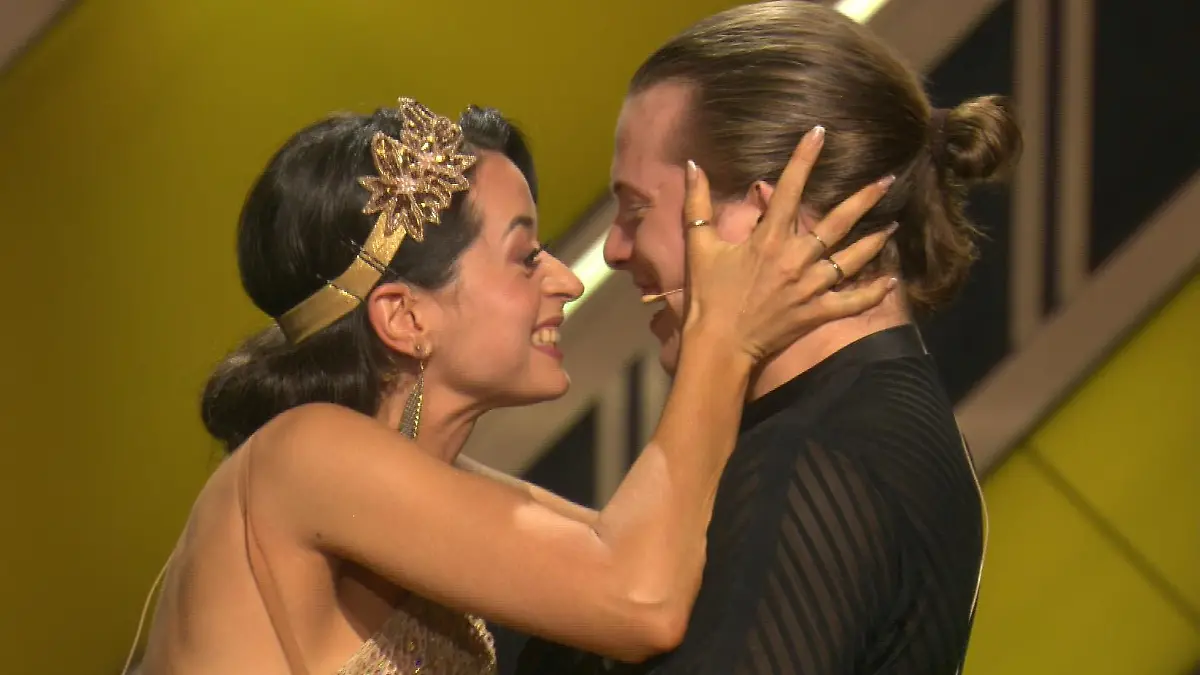 Malika Dzumaev und Gabriel Kelly freuen sich über den Einzug ins Let's Dance-Finale