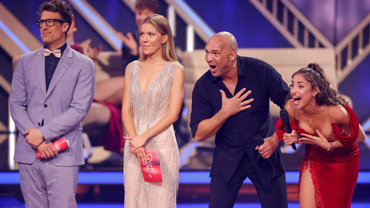 17.05.2024, Nordrhein-Westfalen, Köln: Daniel Hartwich (l-r), Moderator, Victoria Swarovski, Moderatorin, Detlef D! Soost, Coach, und Ekaterina Leonova, Profitänzerin, stehen in der RTL-Tanzshow ·Let's Dance· auf dem Parkett im Coloneum. Im Halbfinale tanzen die verbliebenen vier Tanzpaare in der 11. regulären Live-Show um den Titel «Dancing Star 2024». Foto: Thomas Banneyer/dpa +++ dpa-Bildfunk +++