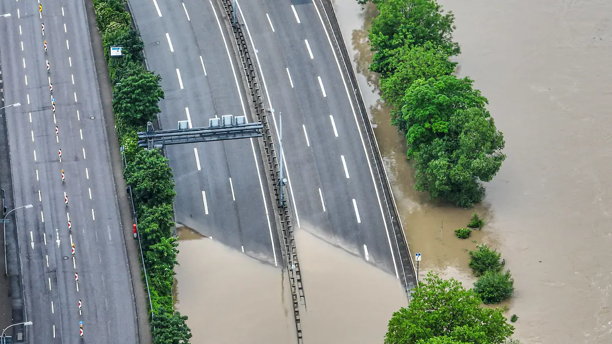 18.05.2024, Saarland, Saarbrücken: Die Autobahnauffahrt zur A620 in Saarbrücken ist überschwemmt. Heftiger Dauerregen hat im Saarland vielfache Überflutungen und Erdrutsche verursacht. Foto: Laszlo Pinter/dpa +++ dpa-Bildfunk +++