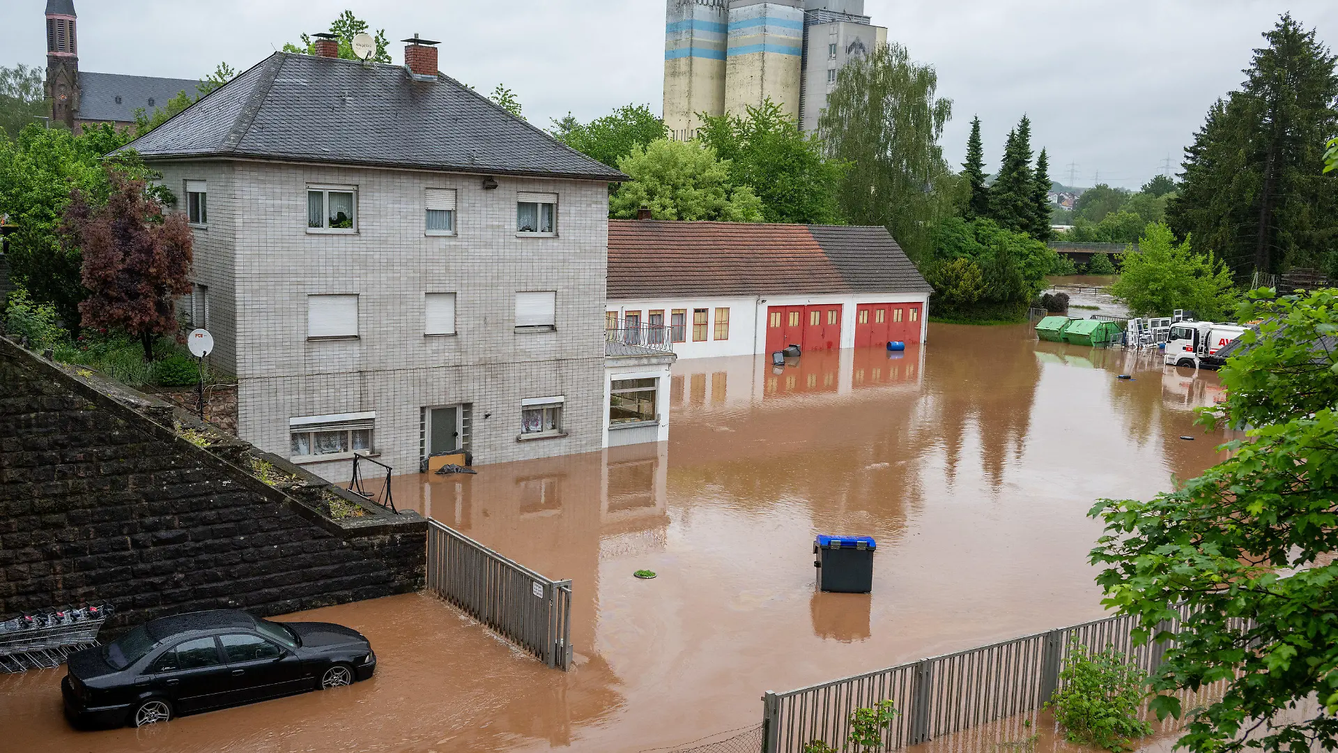 dpatopbilder - 17.05.2024, Saarland, Lebach: Das Hochwasser der Theel hat Teile der Innenstadt von Lebach überflutet. Foto: Harald Tittel/dpa +++ dpa-Bildfunk +++