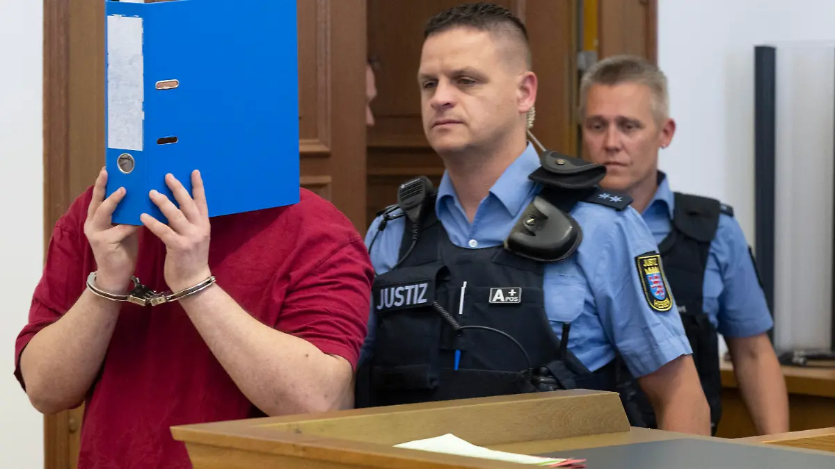 13.06.2023, Hessen, Gießen: Der Angeklagte (l) wird von Justizwachtmeistern in den Verhandlungssaal geführt. Die Staatsanwaltschaft wirft dem zum Tatzeitpunkt 30-Jährigen vor, die 14 Jahre alte Schülerin Ayleen aus dem südbadischen Gottenheim in Baden-Württemberg im Juli 2022 umgebracht zu haben. Die Ermittler gehen davon aus, dass die Tat sexuell motiviert war. Foto: Boris Roessler/dpa +++ dpa-Bildfunk +++