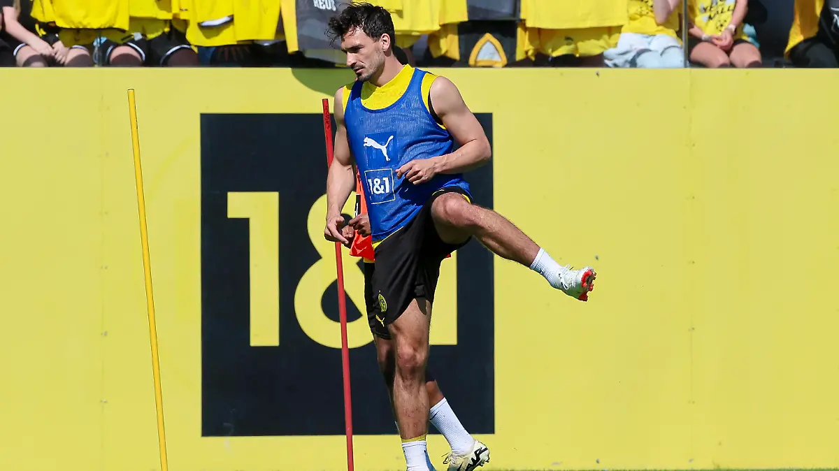 Mats Hummels Borussia Dortmund waermt sich auf, Training 14.05.2024, BV Borussia Dortmund, Trainingsgelaende Hohenbuschei, 14.05.2024, Dortmund, Deutschland. *** Mats Hummels Borussia Dortmund warming up, Training 14 05 2024, BV Borussia Dortmund, Training ground Hohenbuschei, 14 05 2024, Dortmund, Germany
