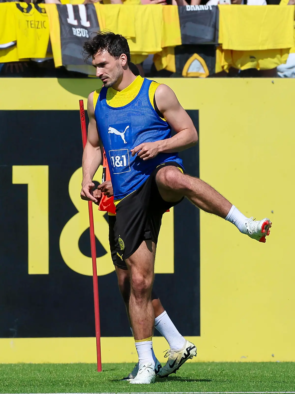 Mats Hummels Borussia Dortmund waermt sich auf, Training 14.05.2024, BV Borussia Dortmund, Trainingsgelaende Hohenbuschei, 14.05.2024, Dortmund, Deutschland. *** Mats Hummels Borussia Dortmund warming up, Training 14 05 2024, BV Borussia Dortmund, Training ground Hohenbuschei, 14 05 2024, Dortmund, Germany