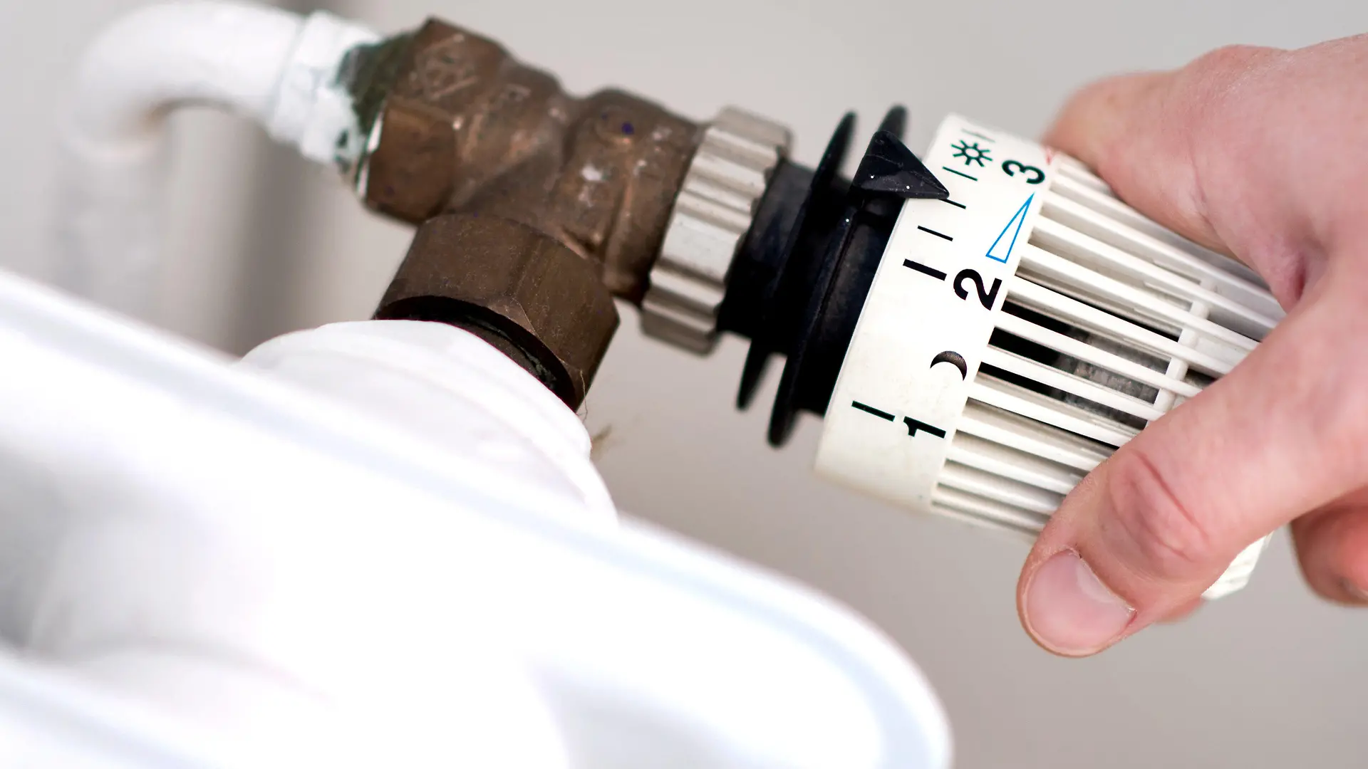 ARCHIV - 07.03.2019, Niedersachsen, Hannover: Eine Frau dreht am Thermostat einer Heizung. (zu dpa: Wohnungswirtschaft erwartet Probleme bei Heizkostenabrechnungen) Foto: Hauke-Christian Dittrich/dpa +++ dpa-Bildfunk +++