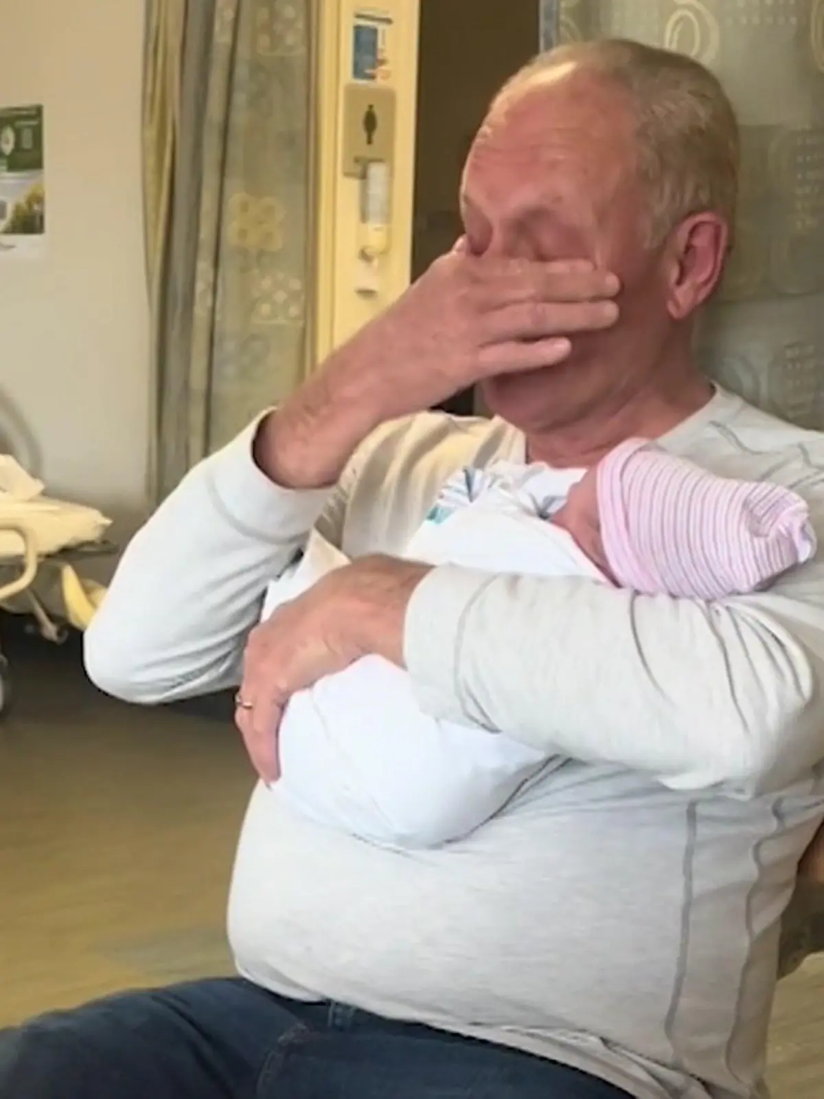 Dieser Mann aus Cincinnati ist sichtlich überwältigt, als er erfährt, dass sein Enkelsohn nach IHM benannt ist.