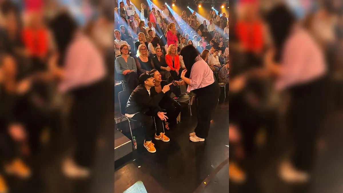 Maribel de la Flor spricht in der Werbepause mit Tony Bauer und Anastasia Stan.