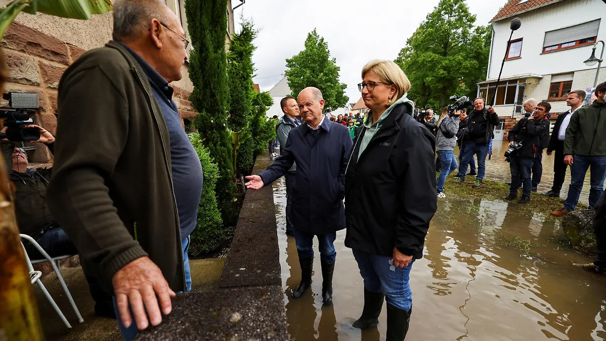 German Chancellor Olaf Scholz and Saarland Premier Anke Rehlinger visit a flooded area after heavy rains flooded the region in Kleinblittersdorf, near Saarbruecken, Germany, May 18, 2024. REUTERS/Kai Pfaffenbach