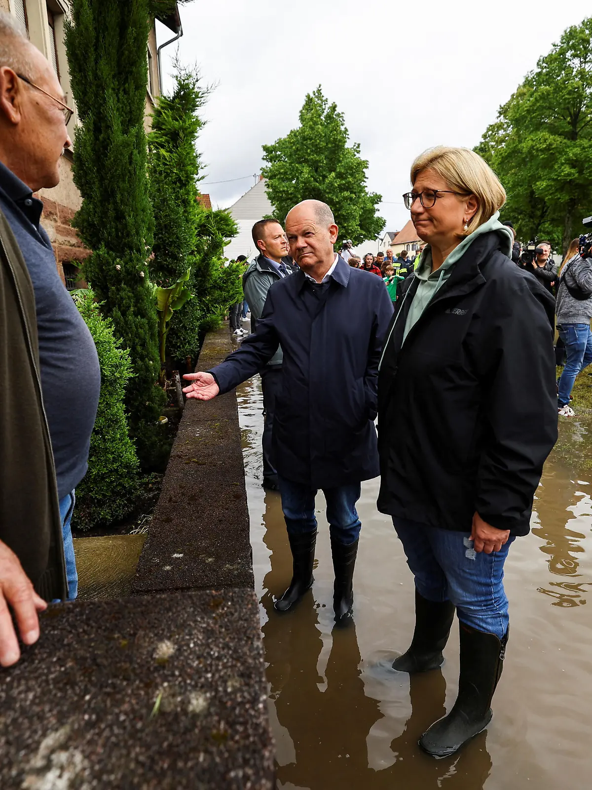 German Chancellor Olaf Scholz and Saarland Premier Anke Rehlinger visit a flooded area after heavy rains flooded the region in Kleinblittersdorf, near Saarbruecken, Germany, May 18, 2024. REUTERS/Kai Pfaffenbach