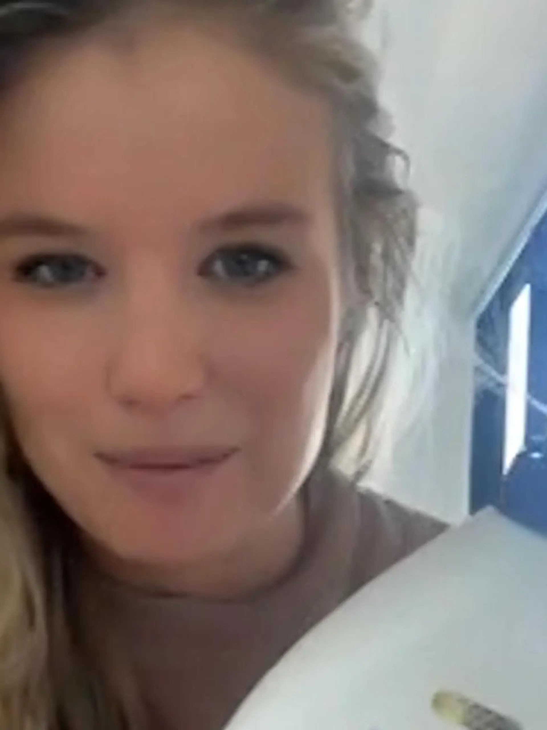 Alice James (32) aus Melbourne will ihre Haut pflegen und verwendet dafür täglich Feuchtigkeitscreme. Auch wenn die Konsistenz etwas anders als die der üblichen Bodylotions zu sein scheint, ist sie zufrieden. Bis sie eines Tages bei einer Freundin merkt, dass sie einen entscheidenden Fehler macht. Was da genau los ist, erfahrt ihr im Video.