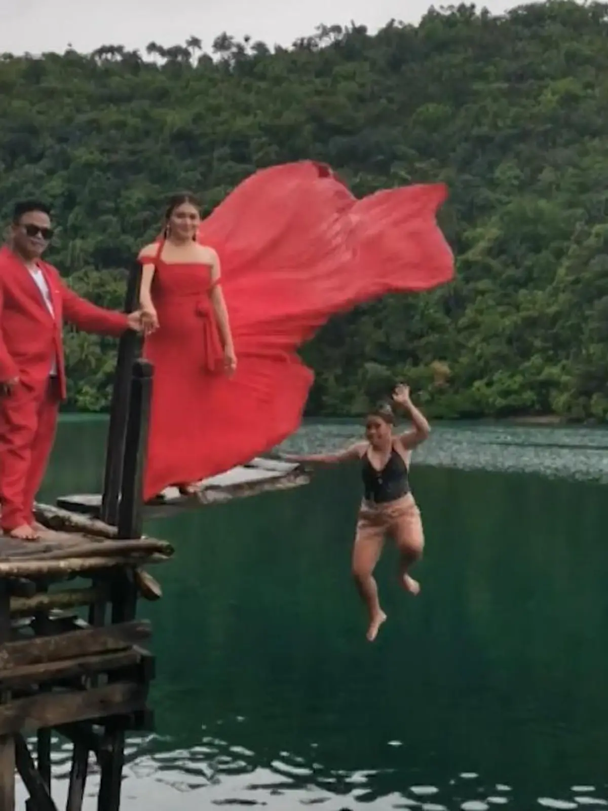 Ein Fotoshooting in der philippinischen Provinz Surigao del Norte endet mit einem Sprung ins Wasser.