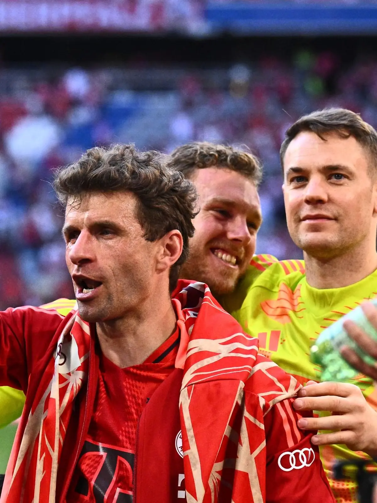 Münchens Thomas Müller, Torhüter Daniel Peretz und Torhüter Manuel Neuer (l-r) nach dem Spiel.