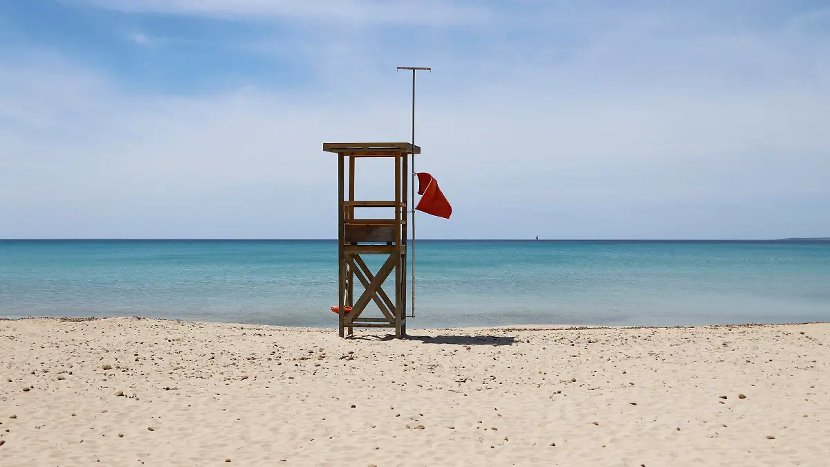 Eine rote Flagge weht am Strand von Arenal, um das Schwimmen zu verbieten. Die Abwesenheit von Touristen ist an den Stränden Mallorcas spürbar. «Das Wasser ist derzeit spektakulär transparent», sagt der Biologe Txema Brotons. (zu dpa "Mallorca ohne Urlauber - ein Segen für die Umwelt?")