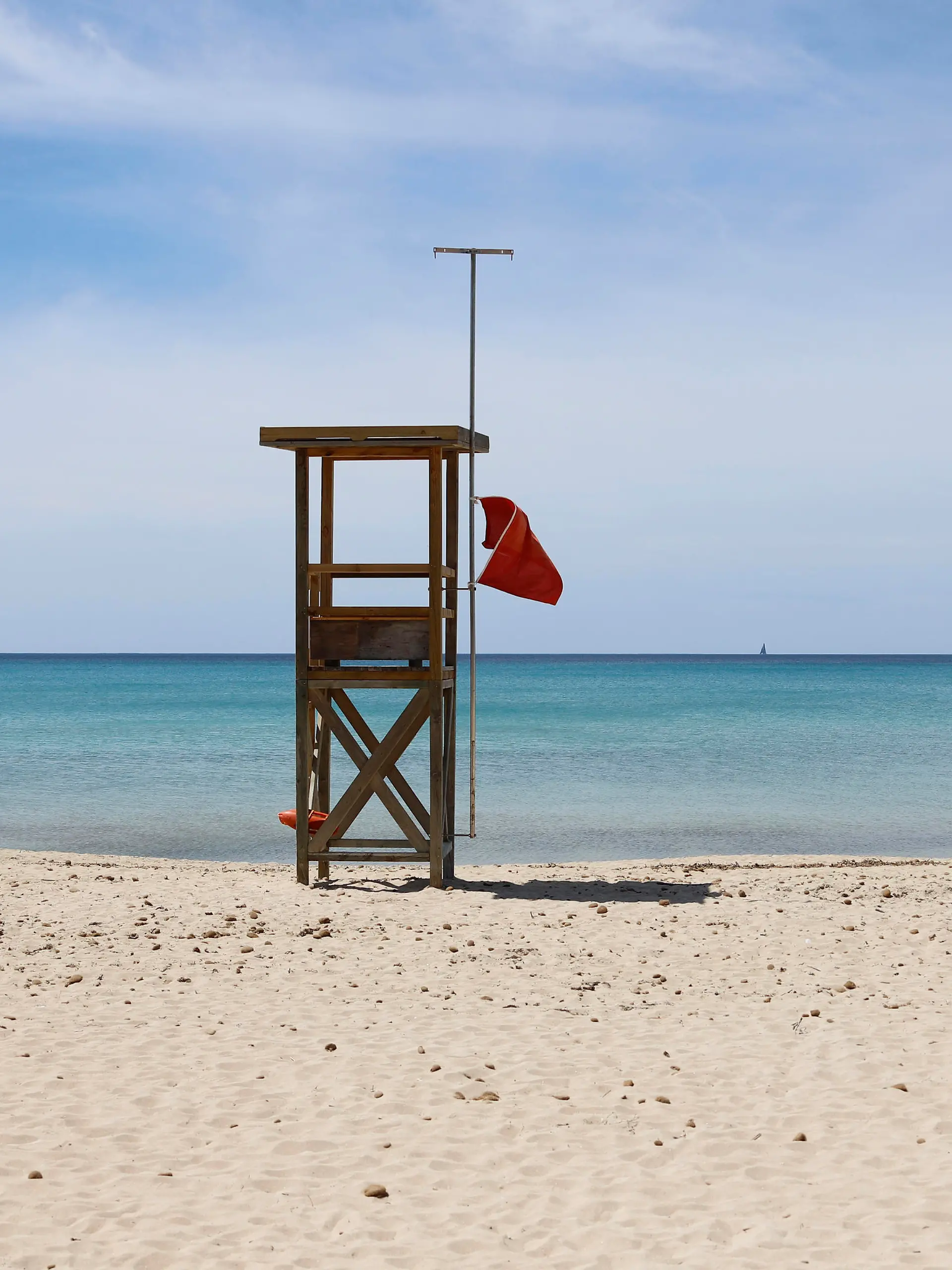 Eine rote Flagge weht am Strand von Arenal, um das Schwimmen zu verbieten. Die Abwesenheit von Touristen ist an den Stränden Mallorcas spürbar. «Das Wasser ist derzeit spektakulär transparent», sagt der Biologe Txema Brotons. (zu dpa "Mallorca ohne Urlauber - ein Segen für die Umwelt?")