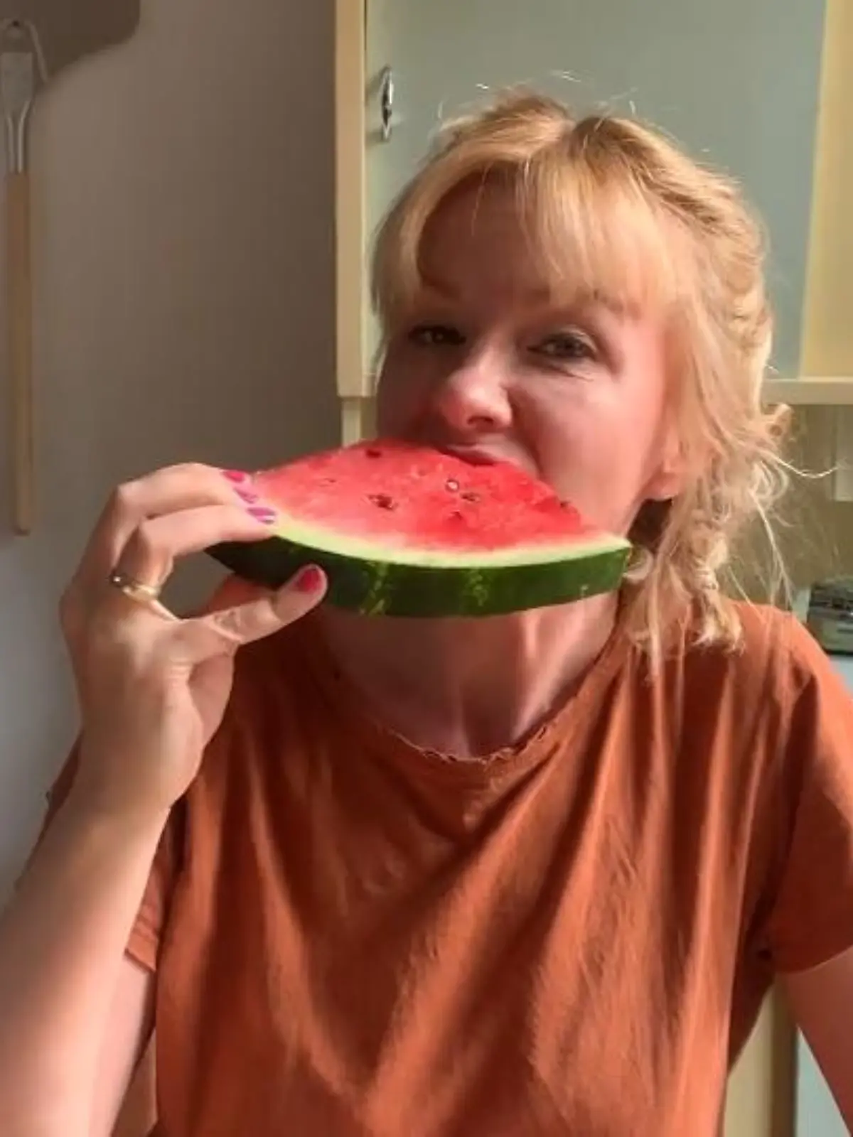 Der Sommer kommt und mit ihm auch die Wassermelonen-Saison. Das erfrischende Obst ist gerade in der heißen Jahreszeit besonders beliebt. Doch was viele nicht wissen: Die Frucht ist ein echter Allrounder und kann sogar beim Abnehmen helfen. RTL-Reporterin Linda Elden hat die Wassermelonen-Diät ausprobiert! Und wie das gelaufen ist, können Sie sich oben in unserem RTL-Video anschauen