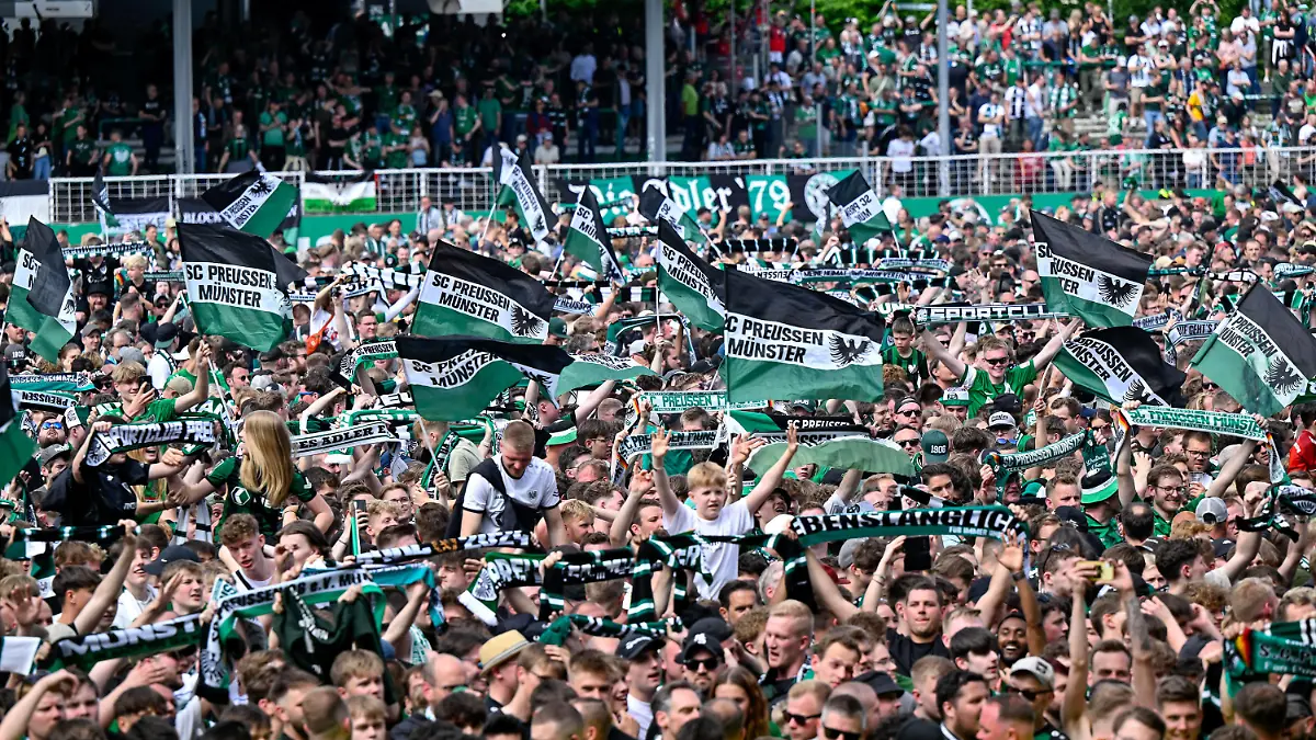 Platzsturm: Die Fans des SC Preußen Münster haben den Platz gestürmt und feiern den Aufstieg in die 2. Bundesliga, Freude, freundlich, fröhlich, strahlend, optimistisch, Fans, Publikum, Zuschauer, Stimmung, Atmosphäre, Stadion, 18.05.2024, Münster Deutschland, Fussball, 3. Liga, SC Preußen Münster - SpVgg Unterhaching, DFB/DFL REGULATIONS PROHIBIT ANY USE OF PHOTOGRAPHS AS IMAGE SEQUENCES AND/OR QUASI-VIDEO. *** Platzsturm The fans of SC Preußen Münster have stormed the pitch and celebrate the promotion to the 2 Bundesliga, joy, friendly, cheerful, beaming, optimistic, fans, audience, spectators, mood, atmosphere, stadium, 18 05 2024, Münster Germany , Football, 3 Liga, SC Preußen Münster SpVgg Unterhaching, DFB DFL REGULATIONS PROHIBIT ANY USE OF PHOTOGRAPHS AS IMAGE SEQUENCES AND OR QUASI VIDEO xslx