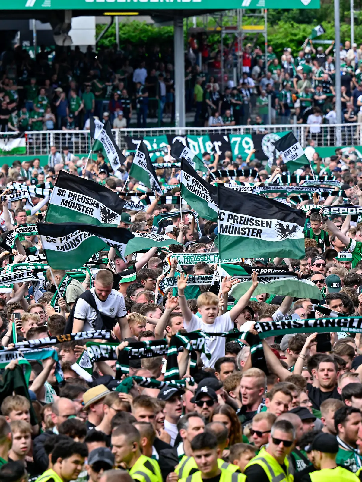Platzsturm: Die Fans des SC Preußen Münster haben den Platz gestürmt und feiern den Aufstieg in die 2. Bundesliga, Freude, freundlich, fröhlich, strahlend, optimistisch, Fans, Publikum, Zuschauer, Stimmung, Atmosphäre, Stadion, 18.05.2024, Münster Deutschland, Fussball, 3. Liga, SC Preußen Münster - SpVgg Unterhaching, DFB/DFL REGULATIONS PROHIBIT ANY USE OF PHOTOGRAPHS AS IMAGE SEQUENCES AND/OR QUASI-VIDEO. *** Platzsturm The fans of SC Preußen Münster have stormed the pitch and celebrate the promotion to the 2 Bundesliga, joy, friendly, cheerful, beaming, optimistic, fans, audience, spectators, mood, atmosphere, stadium, 18 05 2024, Münster Germany , Football, 3 Liga, SC Preußen Münster SpVgg Unterhaching, DFB DFL REGULATIONS PROHIBIT ANY USE OF PHOTOGRAPHS AS IMAGE SEQUENCES AND OR QUASI VIDEO xslx