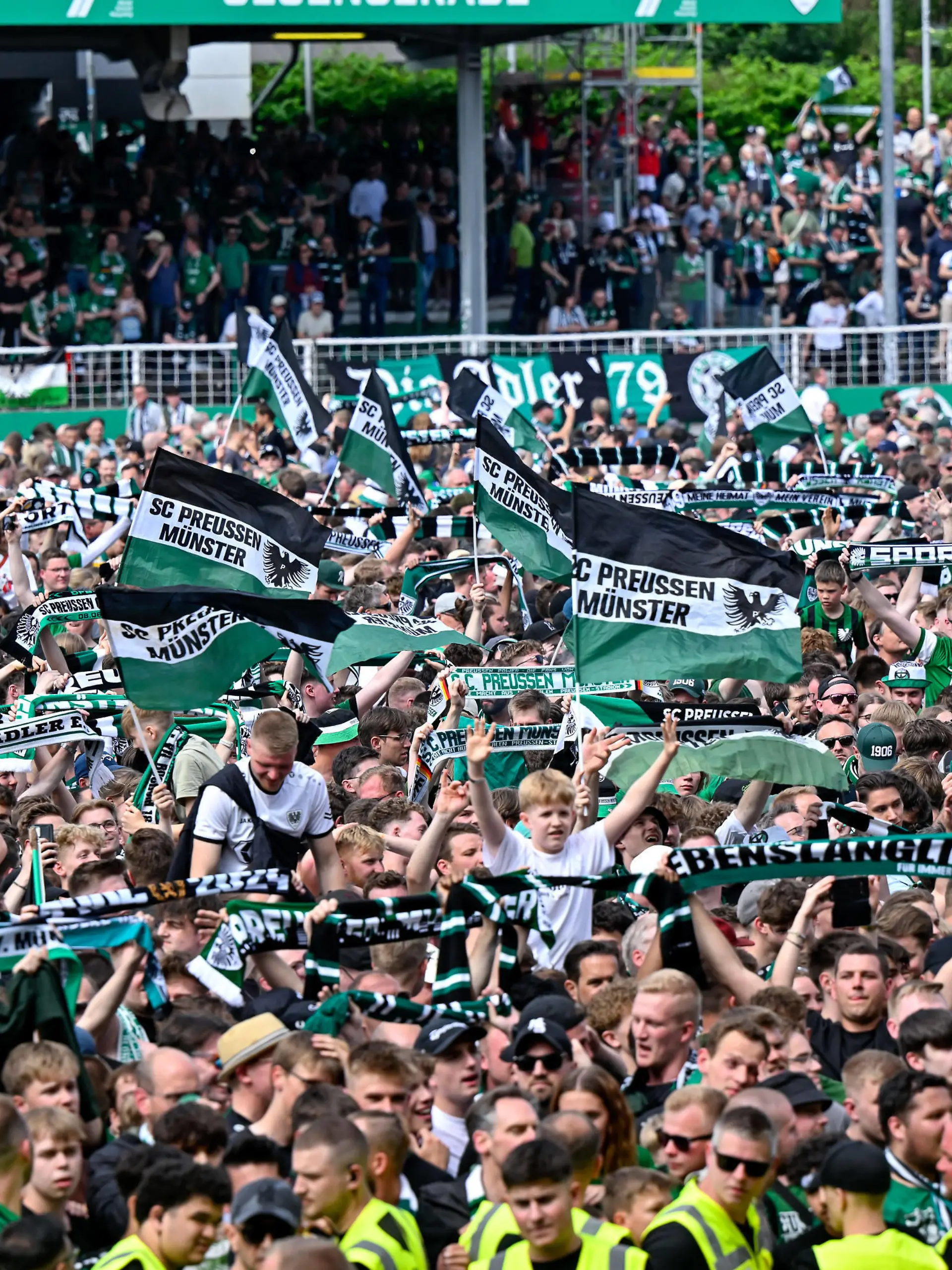 Platzsturm: Die Fans des SC Preußen Münster haben den Platz gestürmt und feiern den Aufstieg in die 2. Bundesliga, Freude, freundlich, fröhlich, strahlend, optimistisch, Fans, Publikum, Zuschauer, Stimmung, Atmosphäre, Stadion, 18.05.2024, Münster Deutschland, Fussball, 3. Liga, SC Preußen Münster - SpVgg Unterhaching, DFB/DFL REGULATIONS PROHIBIT ANY USE OF PHOTOGRAPHS AS IMAGE SEQUENCES AND/OR QUASI-VIDEO. *** Platzsturm The fans of SC Preußen Münster have stormed the pitch and celebrate the promotion to the 2 Bundesliga, joy, friendly, cheerful, beaming, optimistic, fans, audience, spectators, mood, atmosphere, stadium, 18 05 2024, Münster Germany , Football, 3 Liga, SC Preußen Münster SpVgg Unterhaching, DFB DFL REGULATIONS PROHIBIT ANY USE OF PHOTOGRAPHS AS IMAGE SEQUENCES AND OR QUASI VIDEO xslx