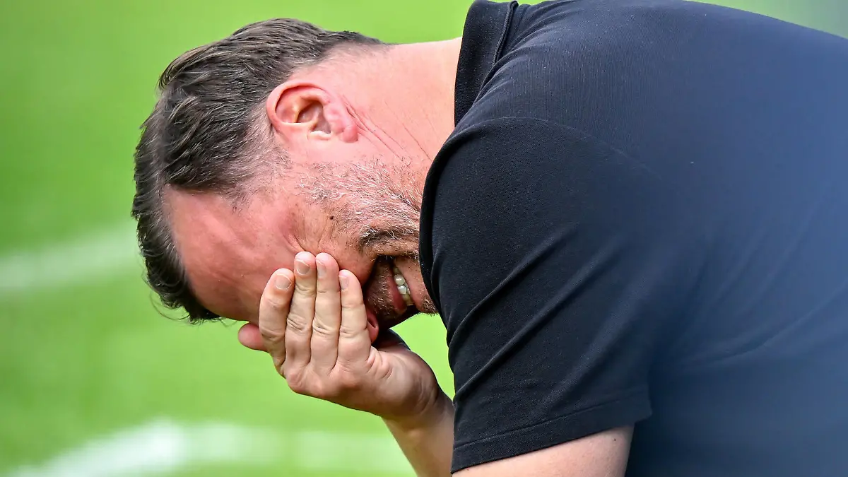 Trainer Sascha Hildmann Münster sichtlich gerührt auf der Trainerbank, weinend, Freudentränen, Freude, freundlich, fröhlich, strahlend, optimistisch, Einzelbild, Aktion, Action, 18.05.2024, Münster Deutschland, Fussball, 3. Liga, SC Preußen Münster - SpVgg Unterhaching, DFB/DFL REGULATIONS PROHIBIT ANY USE OF PHOTOGRAPHS AS IMAGE SEQUENCES AND/OR QUASI-VIDEO. *** Coach Sascha Hildmann Münster visibly moved on the coachs bench, crying, tears of joy, joy, friendly, happy, beaming, optimistic, single picture, action, action, 18 05 2024, Münster Germany , Football, 3 Liga, SC Preußen Münster SpVgg Unterhaching, DFB DFL REGULATIONS PROHIBIT ANY USE OF PHOTOGRAPHS AS IMAGE SEQUENCES AND OR QUASI VIDEO xslx