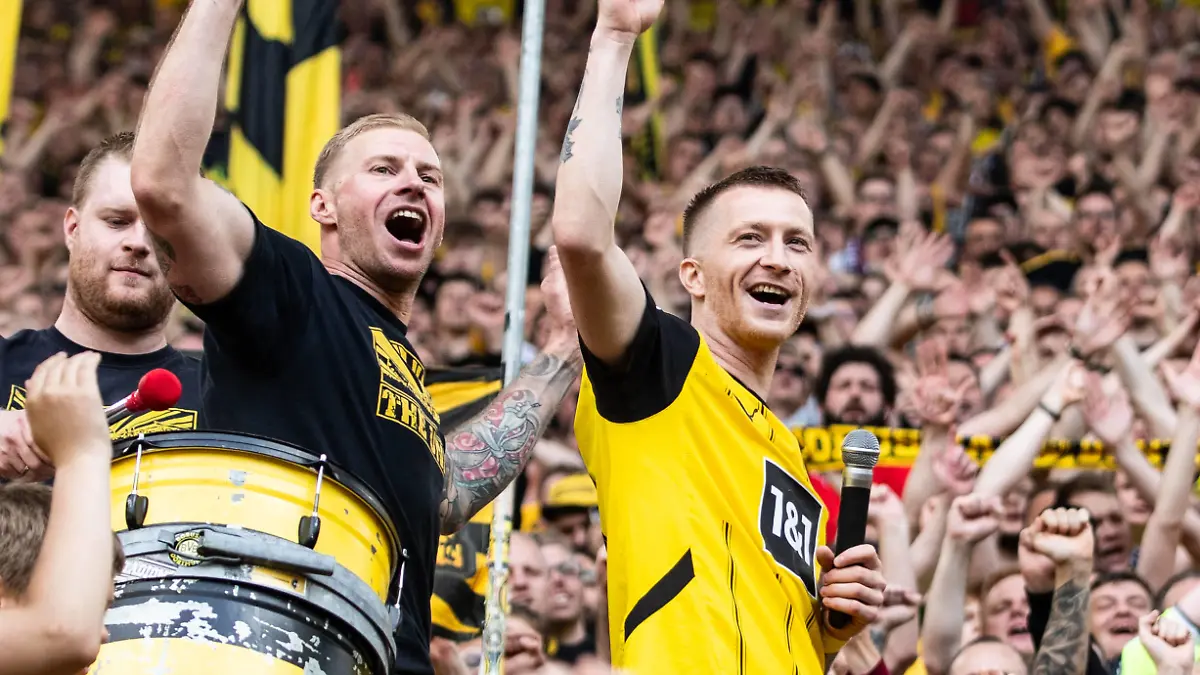 Marco Reus feiert in der Südkurve