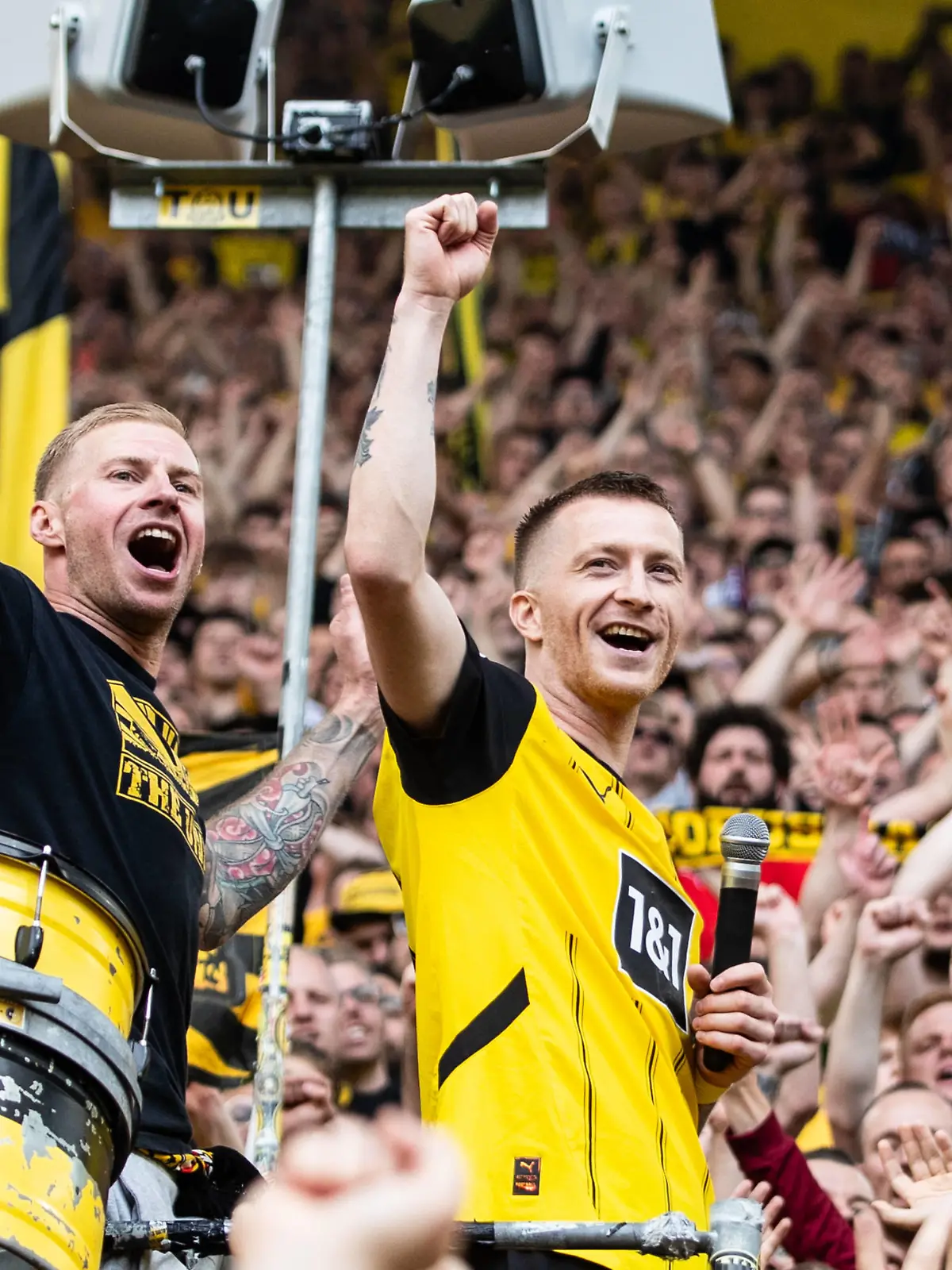 Marco Reus feiert in der Südkurve