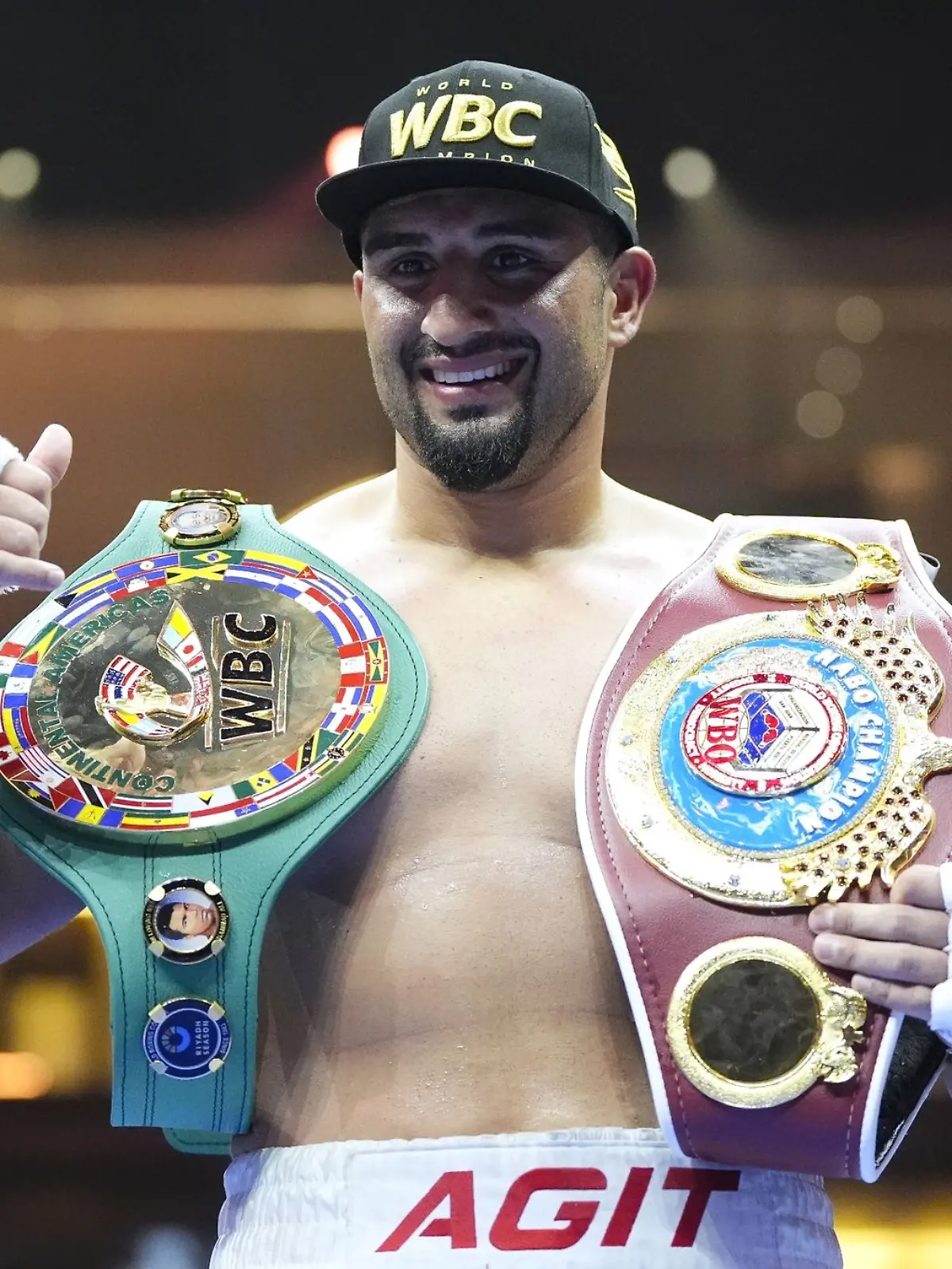 Der deutsche Boxer Agit Kabayel feiert seinen Sieg über den Kubaner Sanchez.