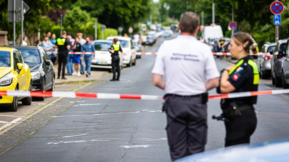 18.05.2024, Niedersachsen, Seelze: Einsatzkräfte von Polizei und Rettungsdienst stehen an einer Polizeiabsperrung. Bei einem Verkehrsunfall in der Region Hannover ist ein Kind tödlich verletzt worden. Der Junge war unvermittelt auf die Straße gelaufen, wie die Polizei mitteilte. Foto: Moritz Frankenberg/dpa +++ dpa-Bildfunk +++