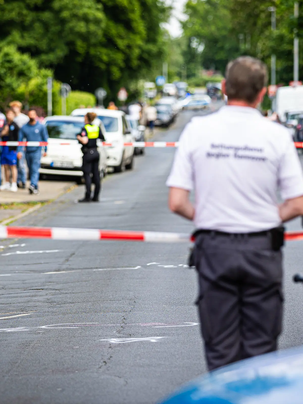 18.05.2024, Niedersachsen, Seelze: Einsatzkräfte von Polizei und Rettungsdienst stehen an einer Polizeiabsperrung. Bei einem Verkehrsunfall in der Region Hannover ist ein Kind tödlich verletzt worden. Der Junge war unvermittelt auf die Straße gelaufen, wie die Polizei mitteilte. Foto: Moritz Frankenberg/dpa +++ dpa-Bildfunk +++